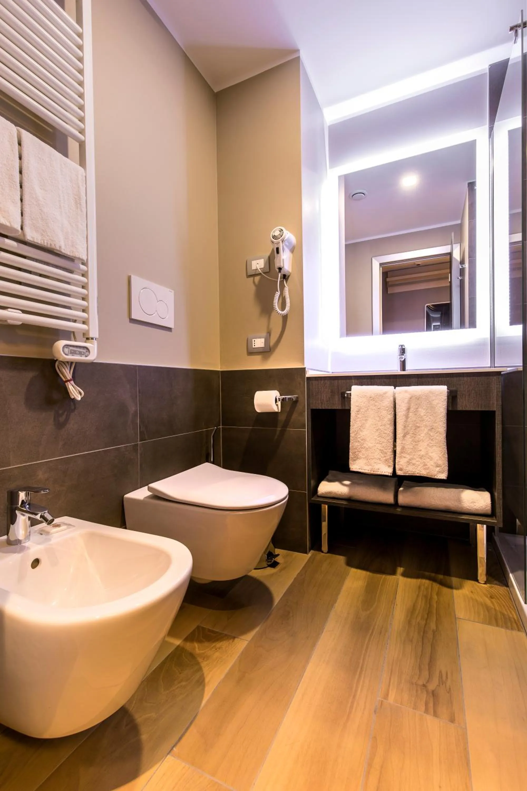 Shower in 43 Station Hotel