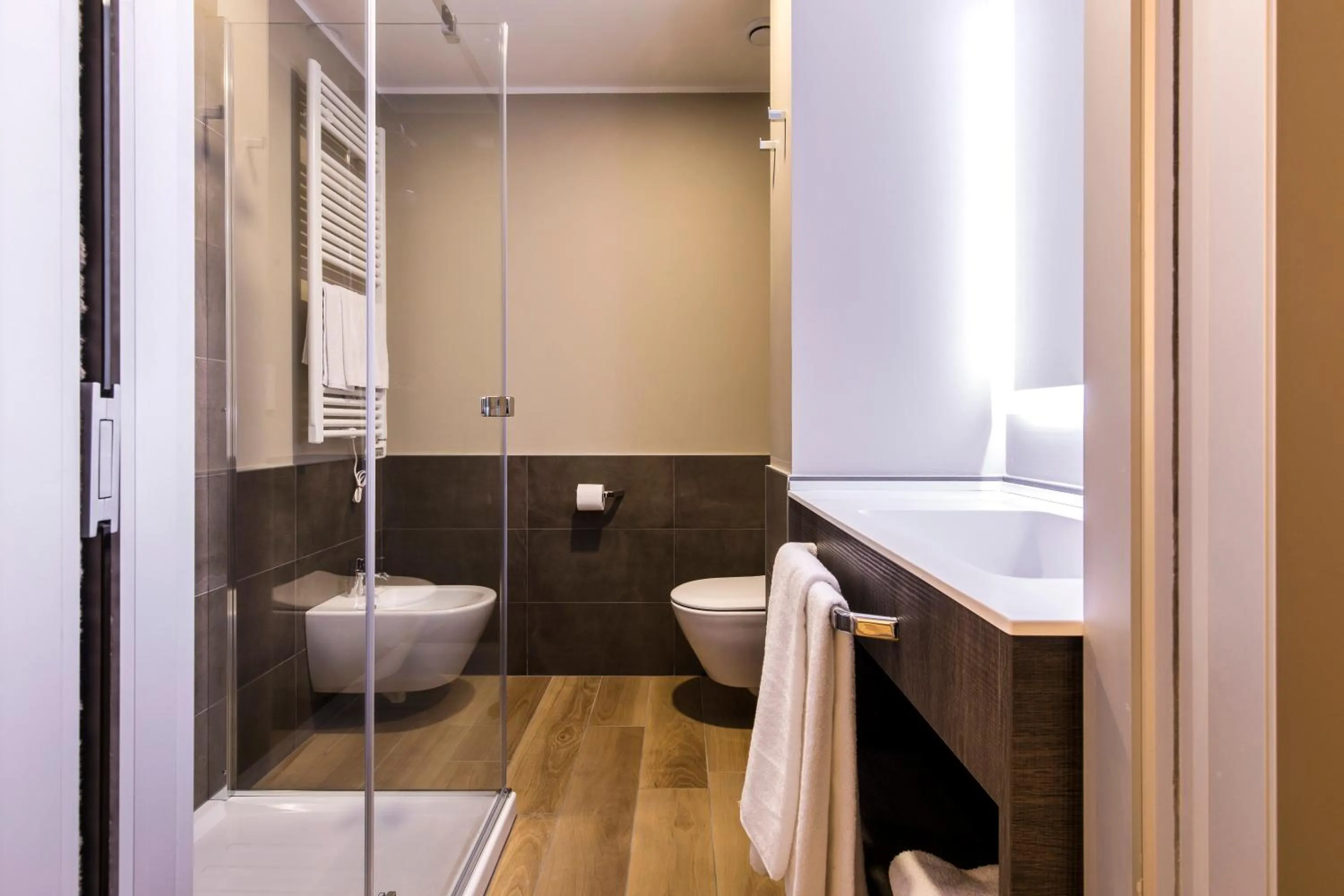 Shower in 43 Station Hotel