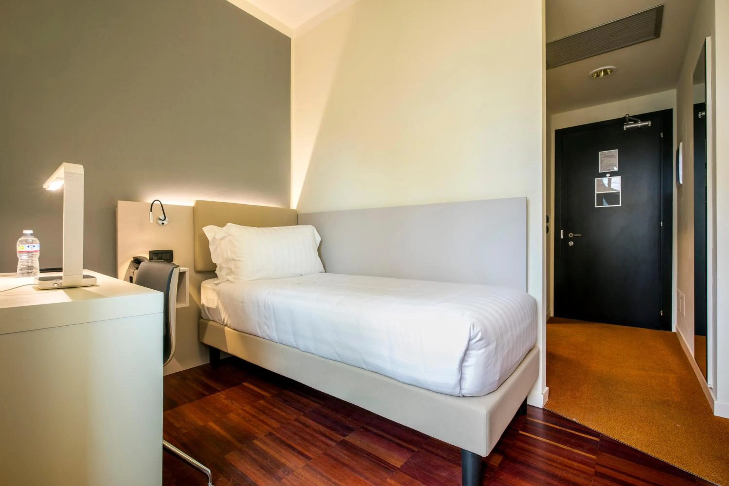 Bed in 43 Station Hotel