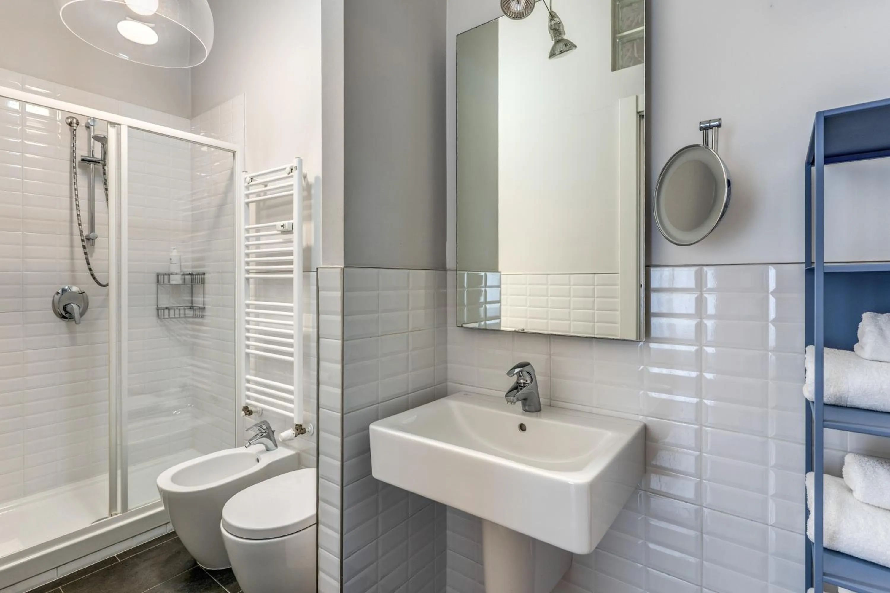 Shower in 43 Station Hotel