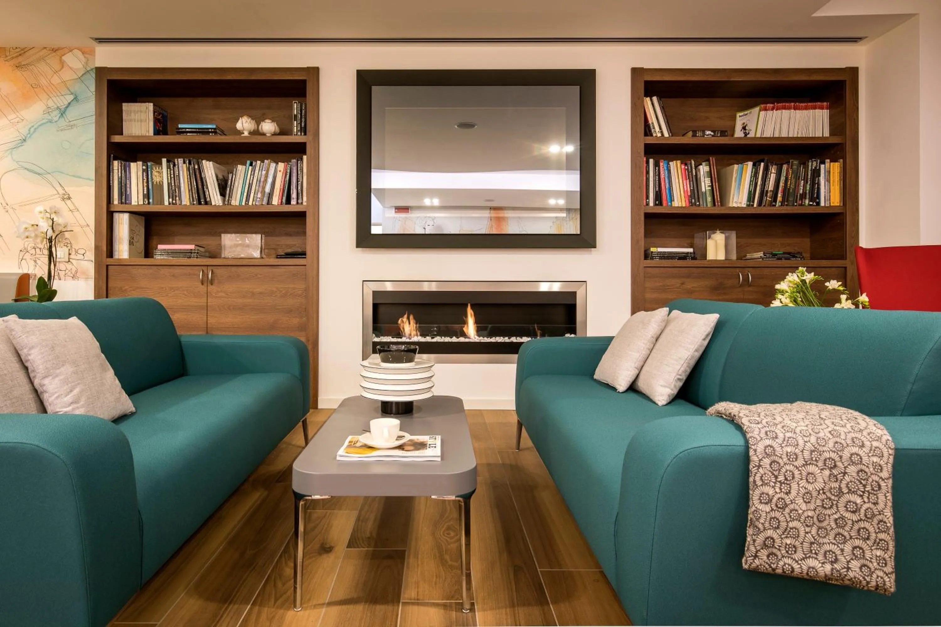 Communal lounge/ TV room in 43 Station Hotel