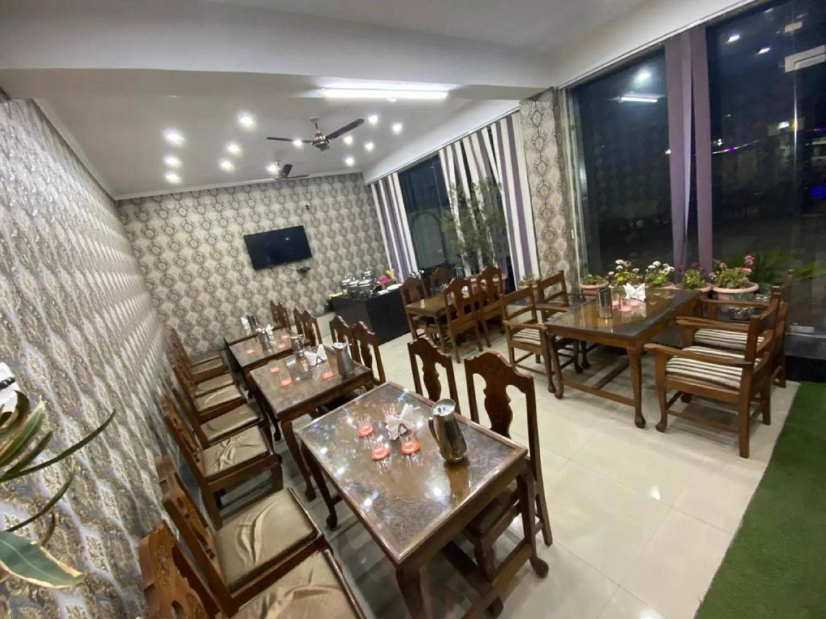 Restaurant/places to eat in Hotel Ash Vale