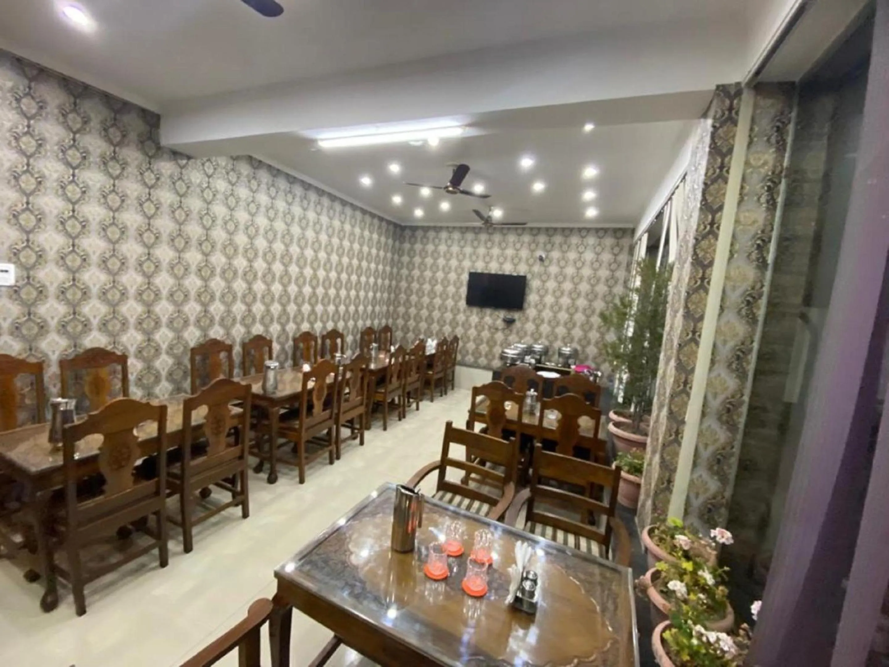 Restaurant/places to eat in Hotel Ash Vale