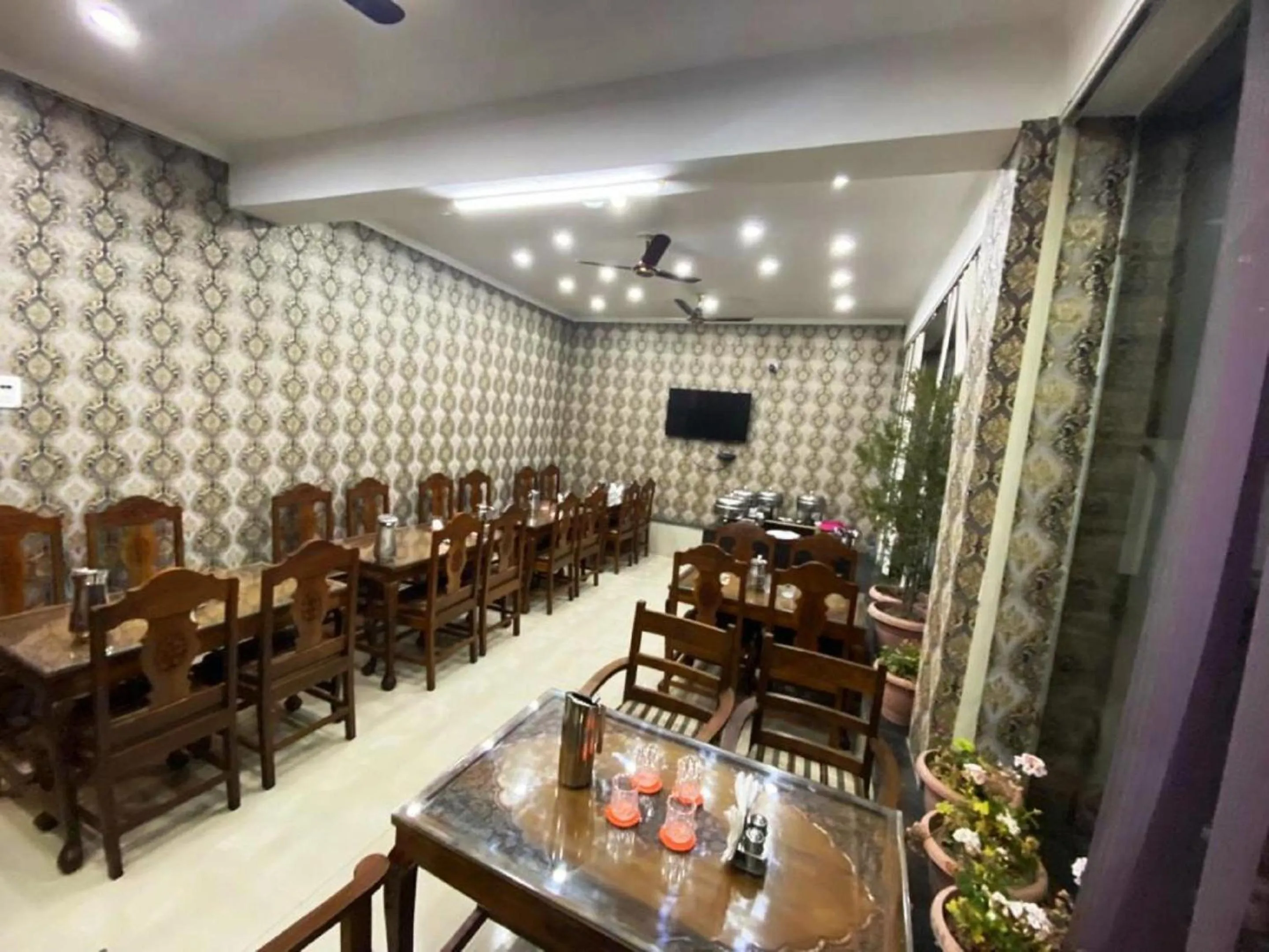 Restaurant/places to eat in Hotel Ash Vale