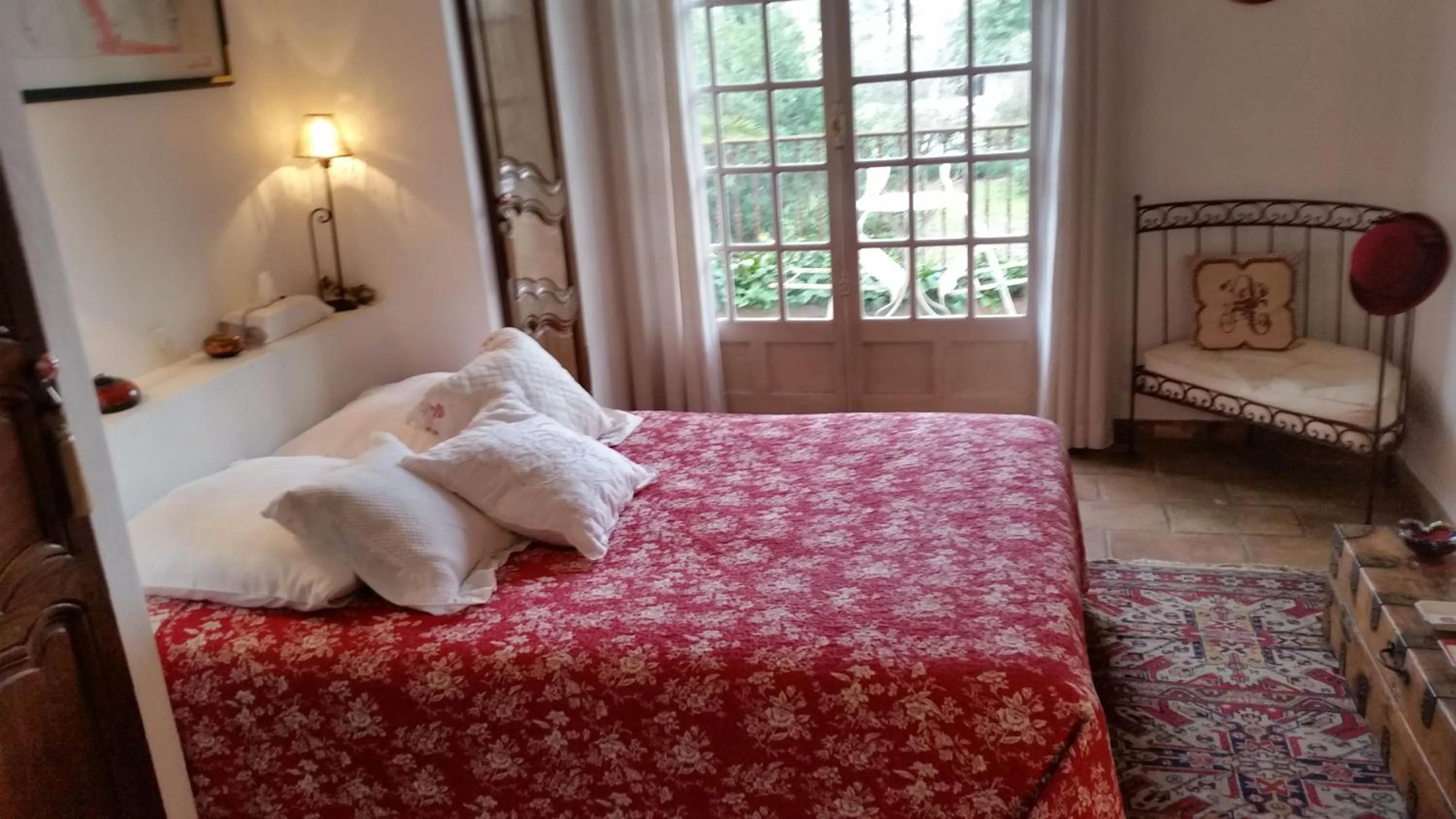 Photo of the whole room, Bed in La Douce Heure