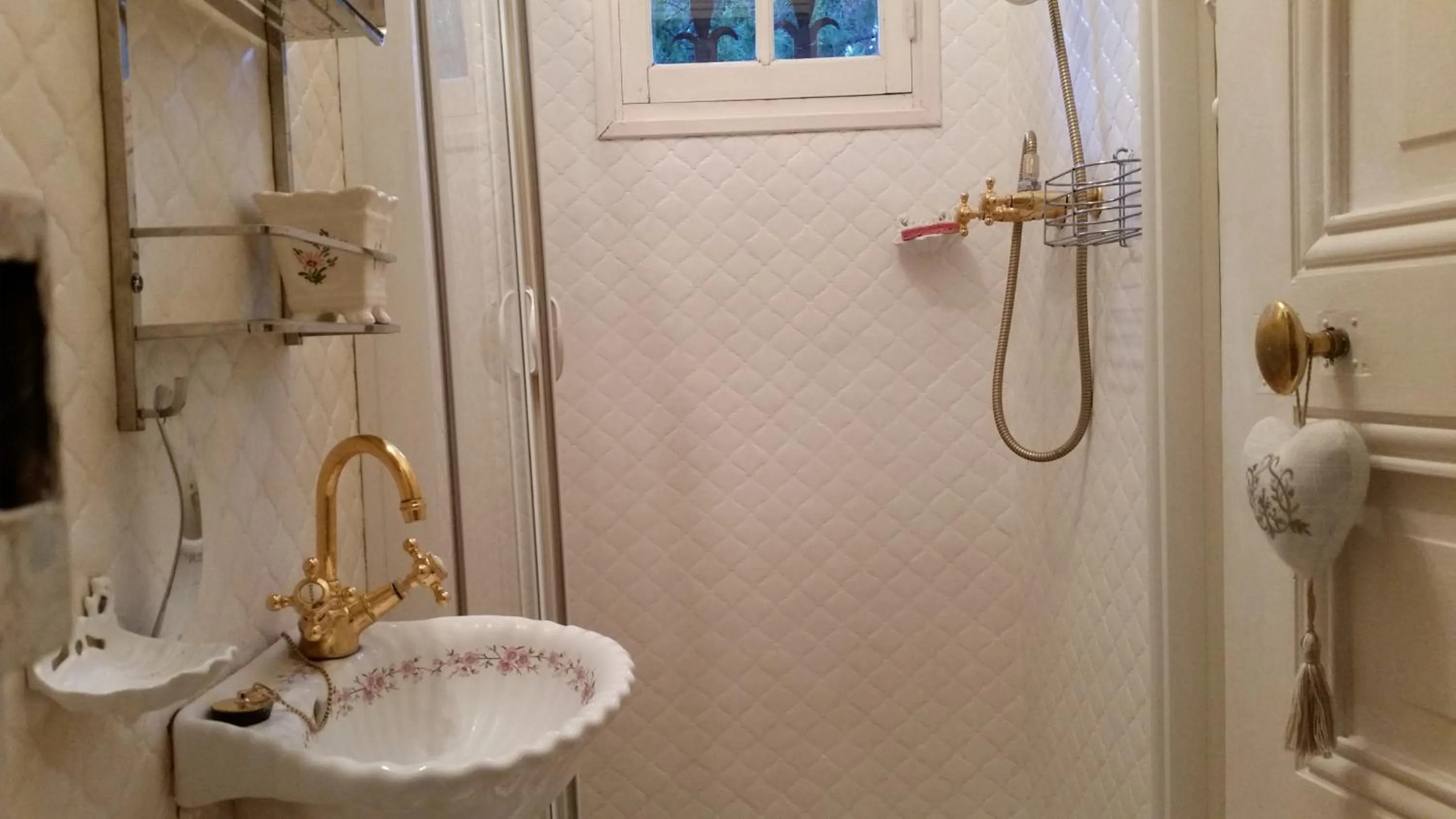 Bathroom in La Douce Heure