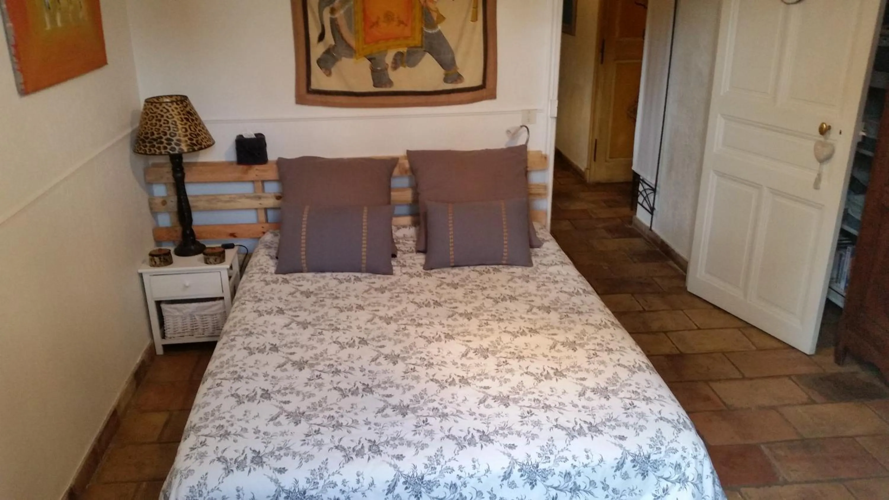 Photo of the whole room, Bed in La Douce Heure