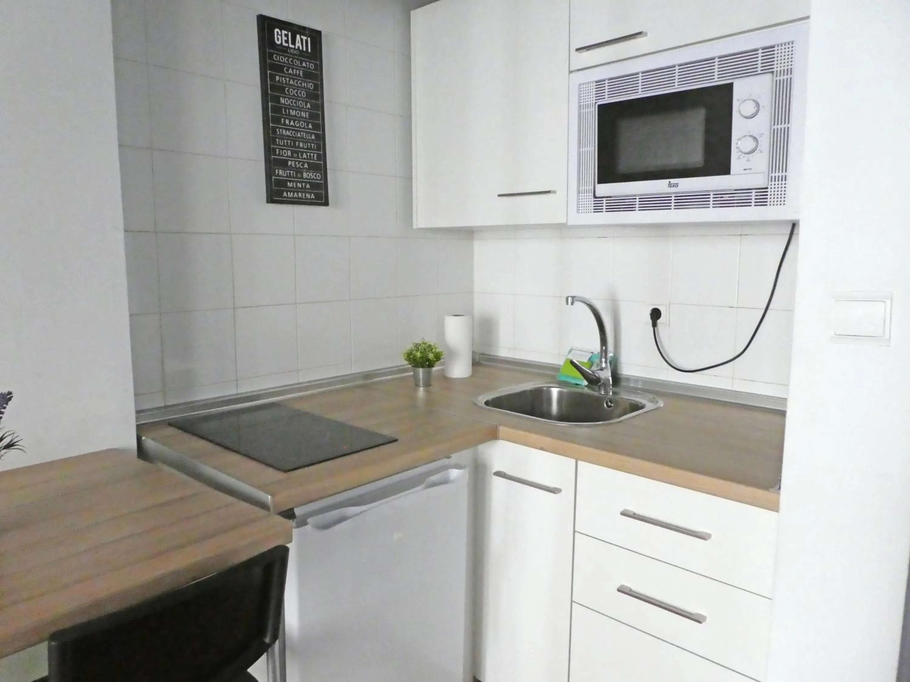 Kitchen or kitchenette in Apartamentos Nahira Suites 3000