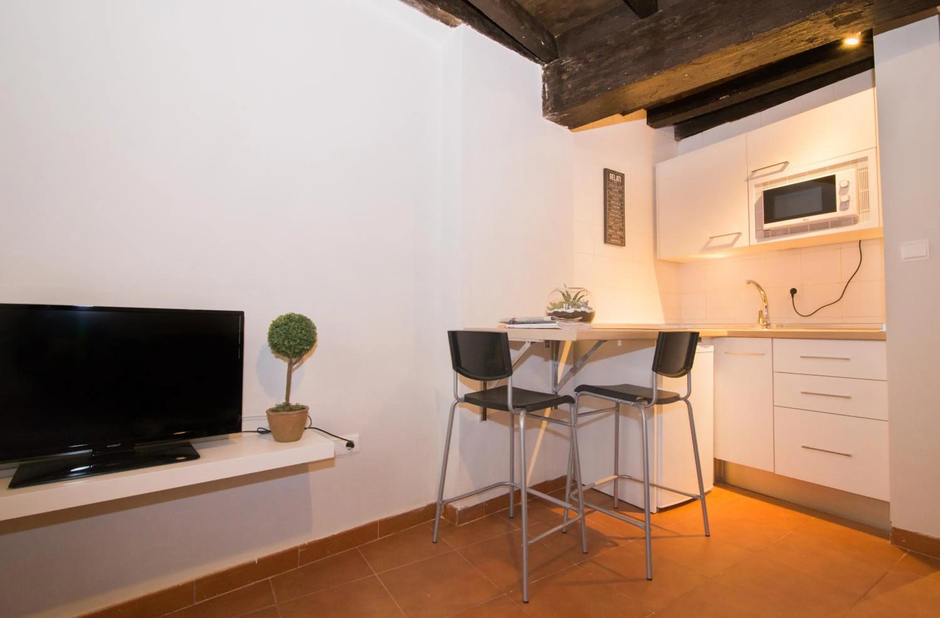 TV and multimedia in Apartamentos Nahira Suites 3000