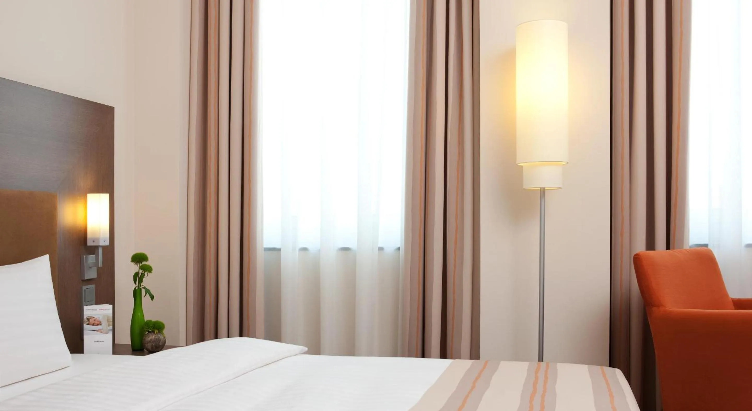 Photo of the whole room, Bed in IntercityHotel Hannover