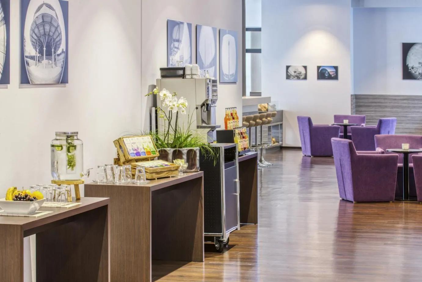 Lounge or bar in IntercityHotel Hannover