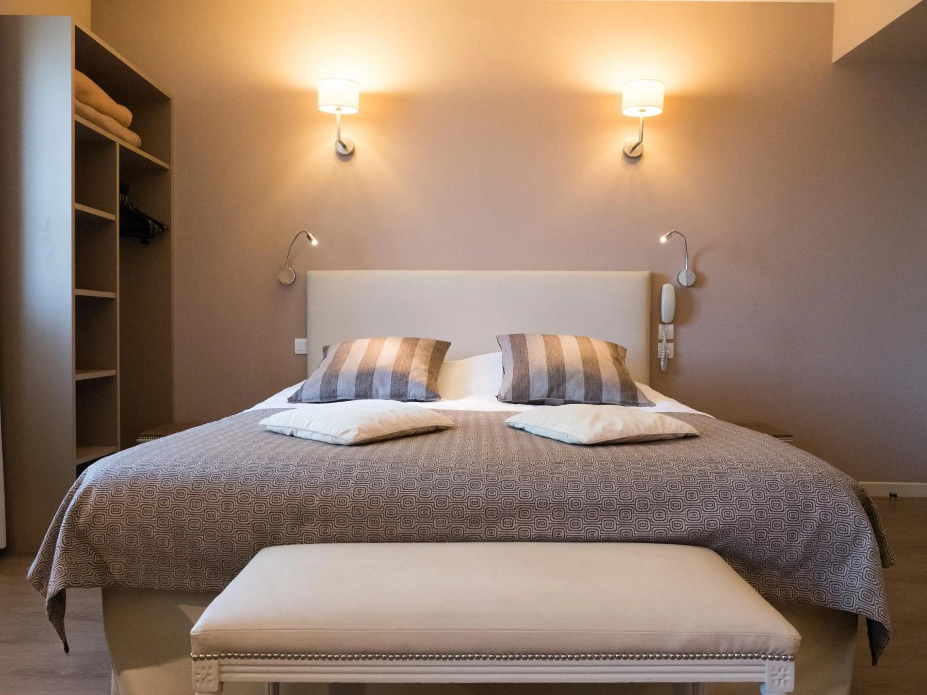 Bed in Logis Hôtel Restaurant Auberge du Valburgeois