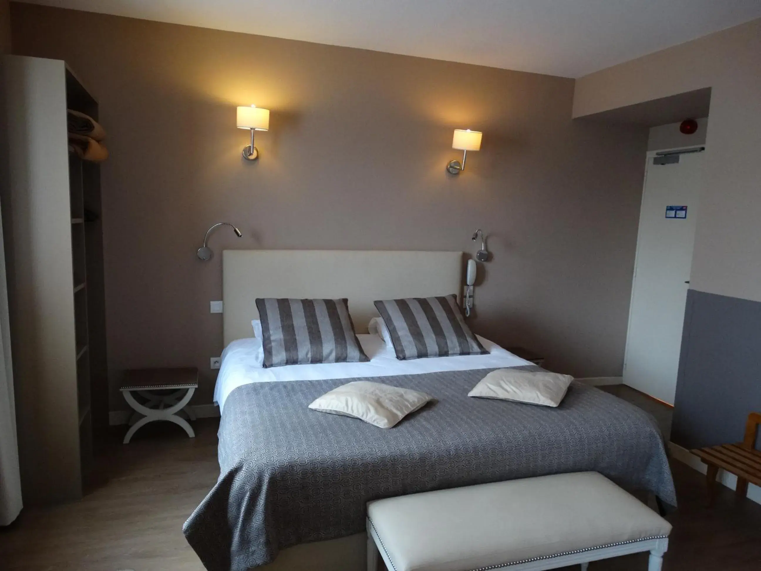 Double Room with Private Bathroom in Logis Hôtel Restaurant Auberge du Valburgeois Double Room with Private Bathroom in Logis Hôtel Restaurant Auberge du Valburgeois