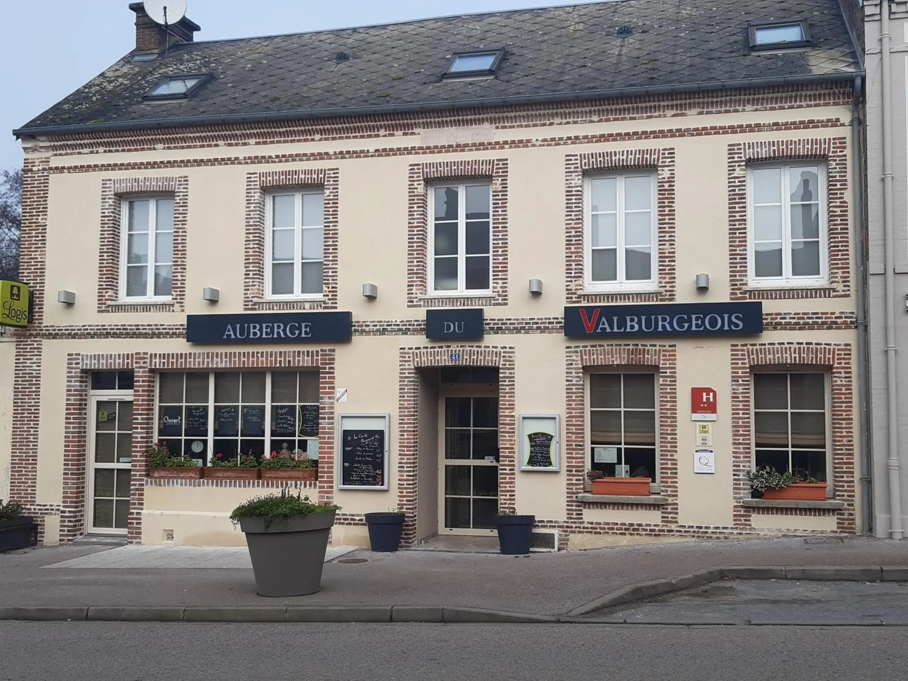 Logis Hôtel Restaurant Auberge du Valburgeois Logis Hôtel Restaurant Auberge du Valburgeois