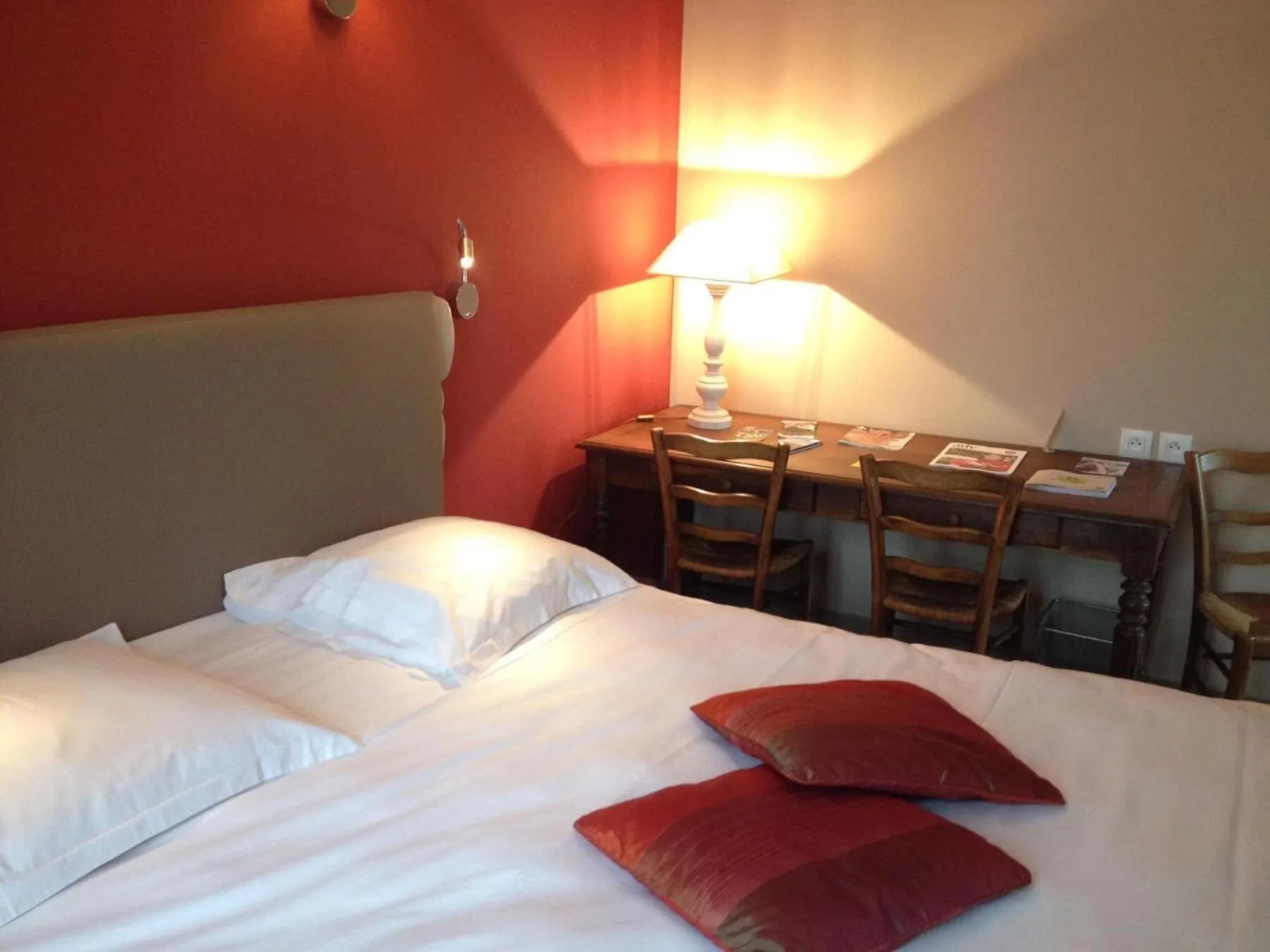 Bed in Logis Hôtel Restaurant Auberge du Valburgeois