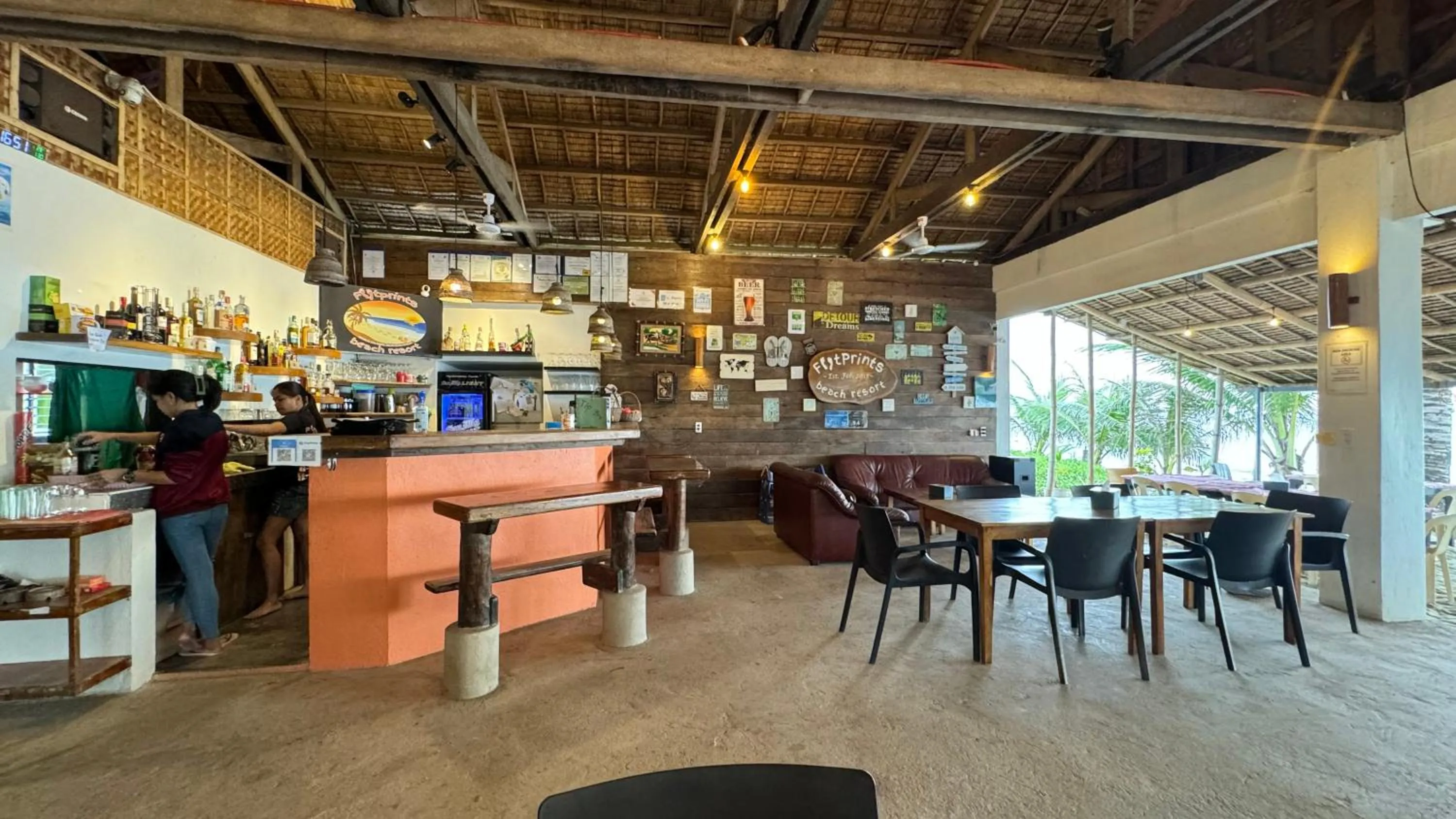 Restaurant/places to eat in Footprints Beach Resort