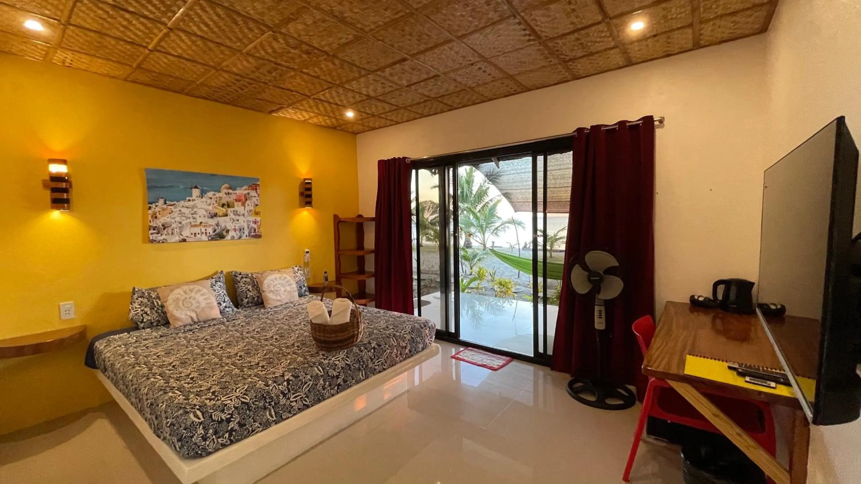 Bed in Footprints Beach Resort