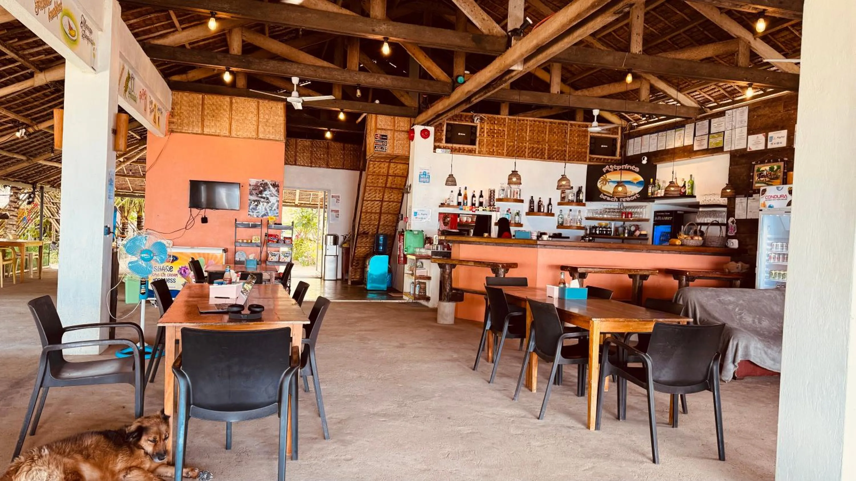 Restaurant/places to eat in Footprints Beach Resort