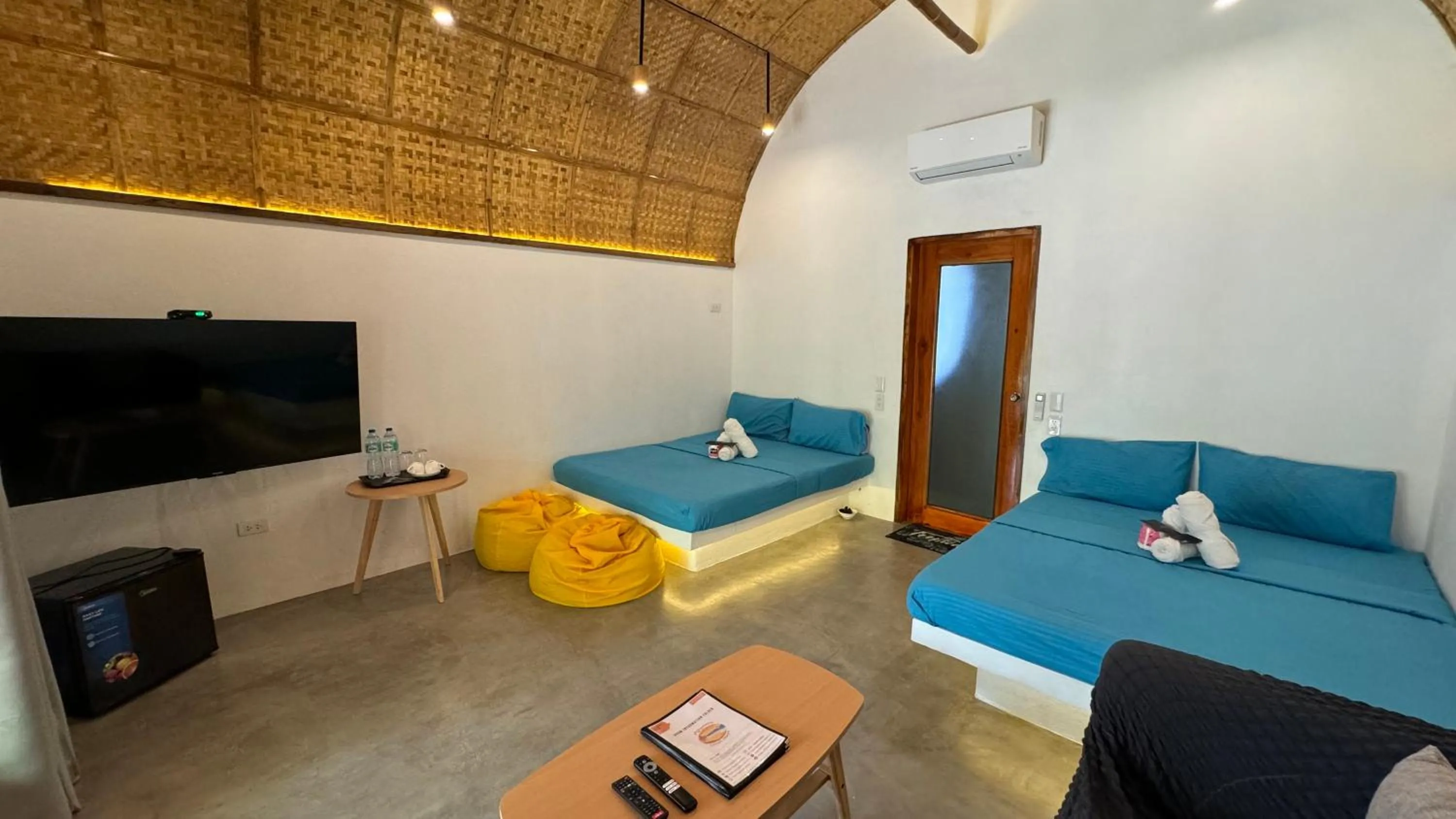 Bed in Footprints Beach Resort