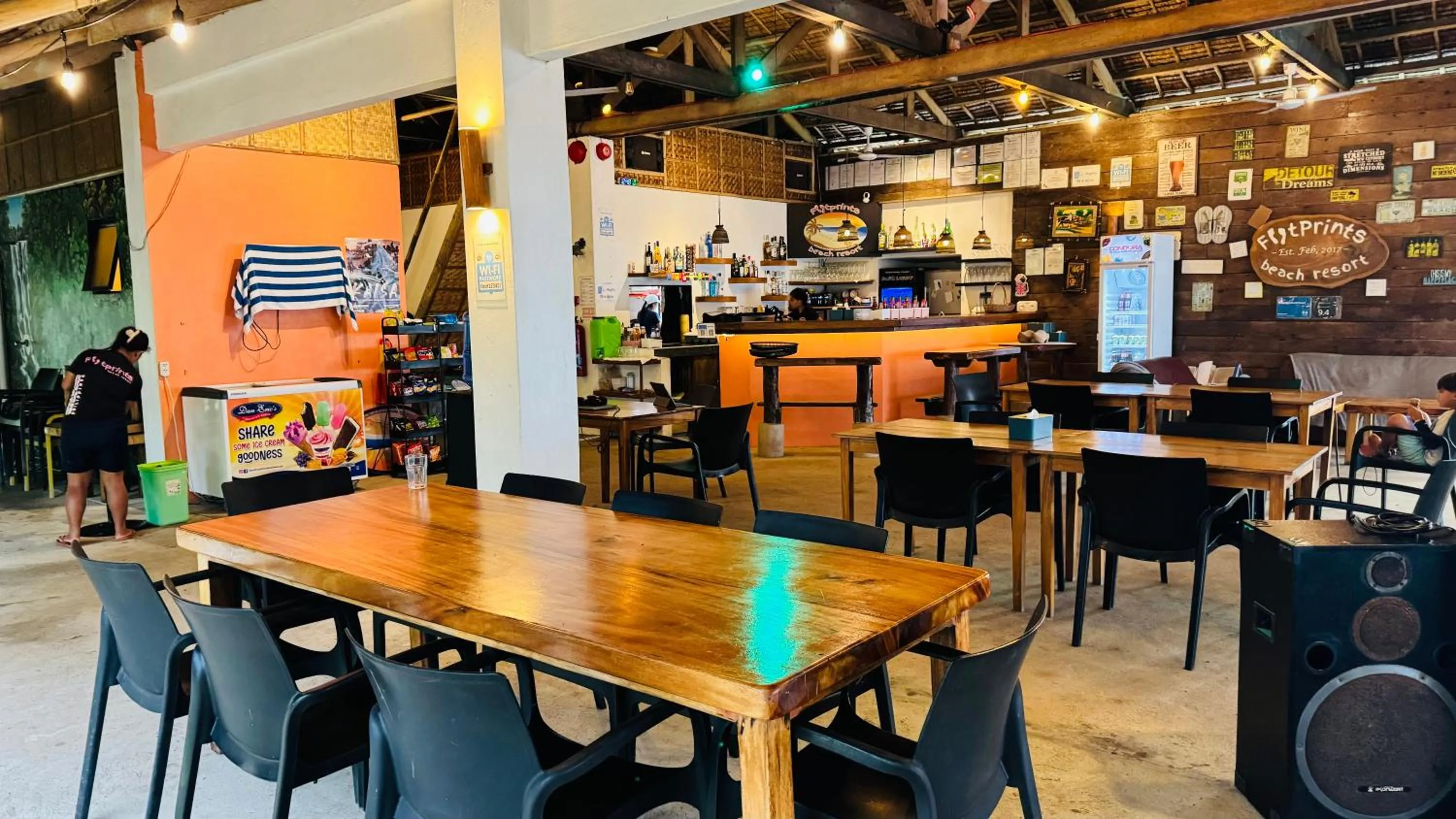 Restaurant/places to eat in Footprints Beach Resort