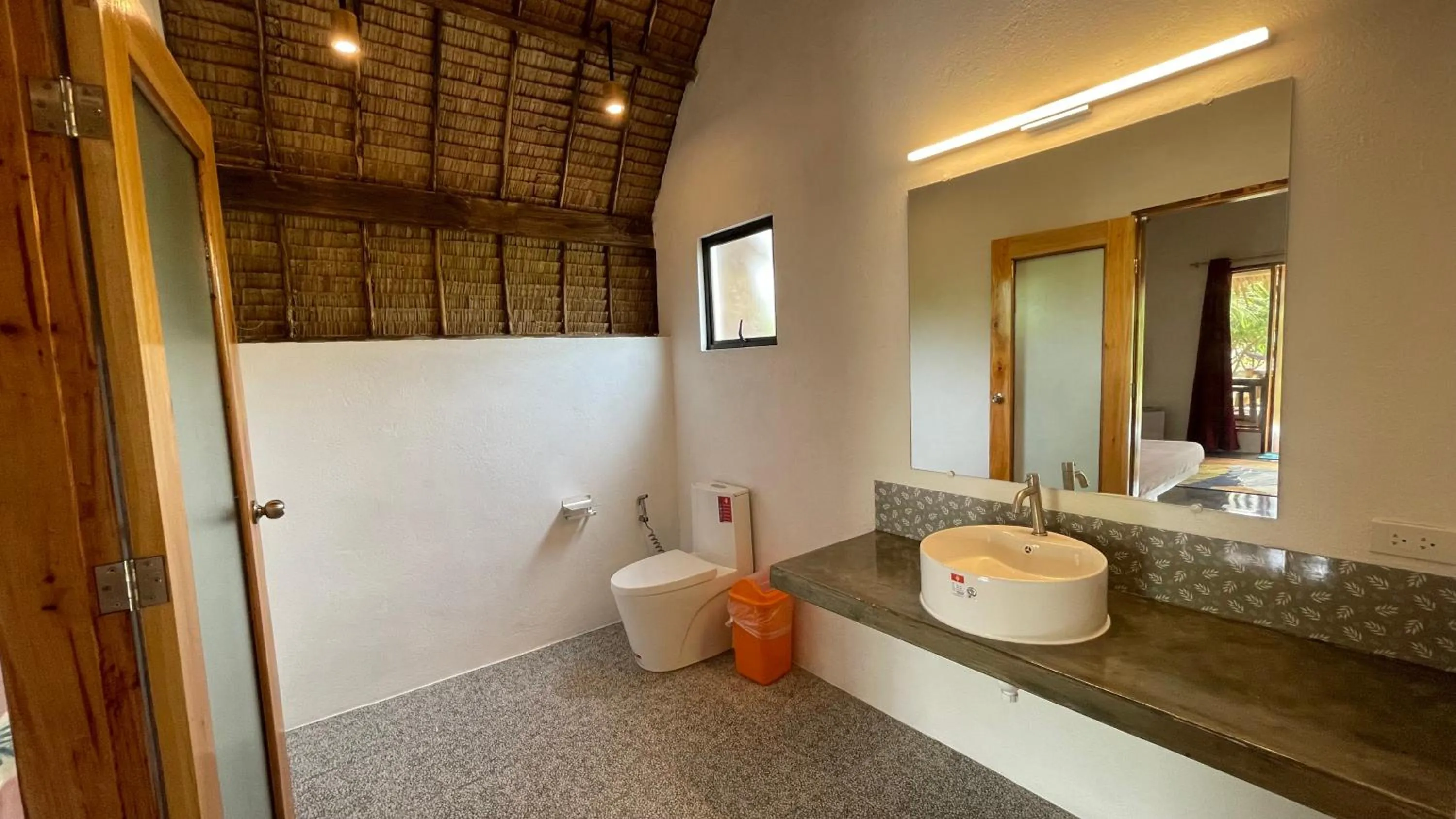 Bathroom, Bed in Footprints Beach Resort