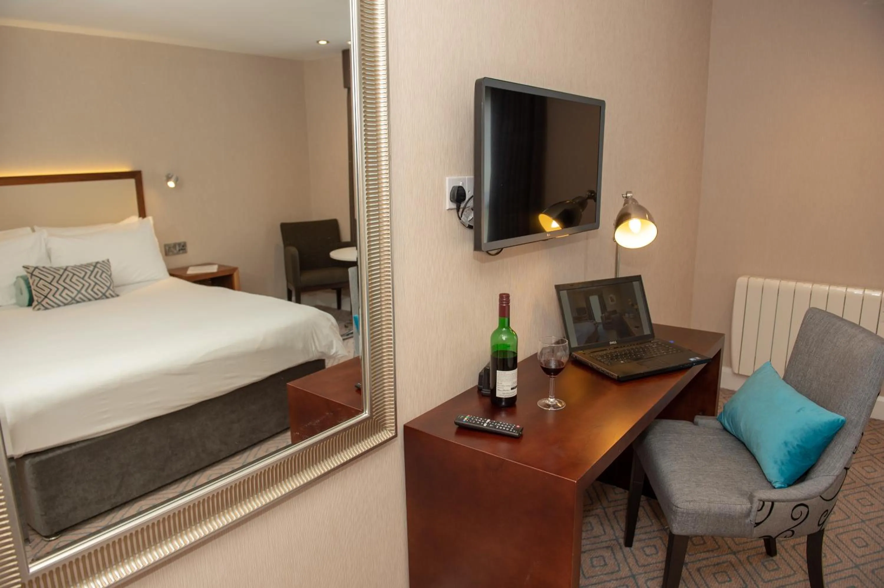 Photo of the whole room, Bed in Best Western Appleby Park Hotel