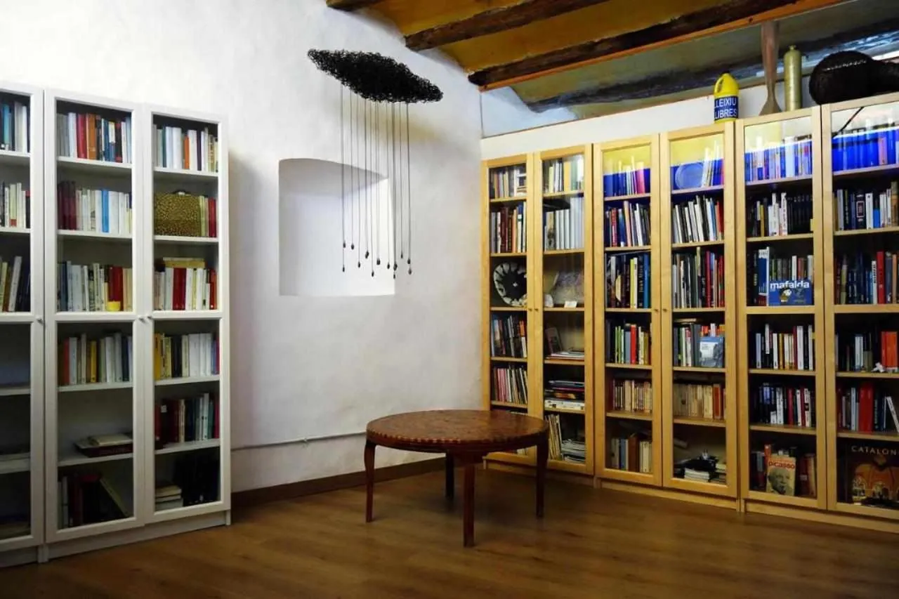 Library in Hotel rural HD Riudebitlles art i allotjament