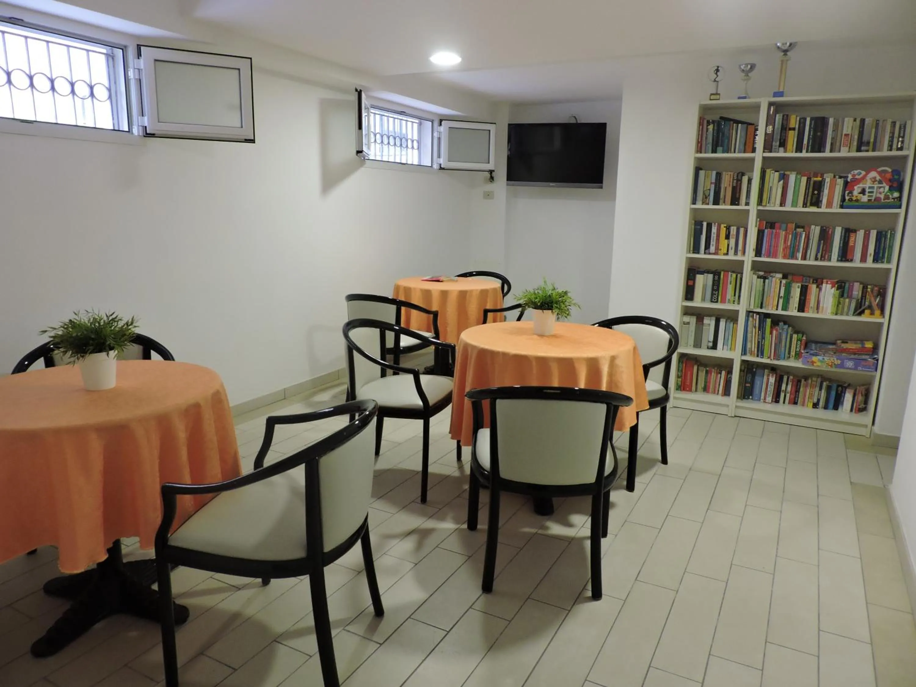 Communal lounge/ TV room in Albergo Sabrina
