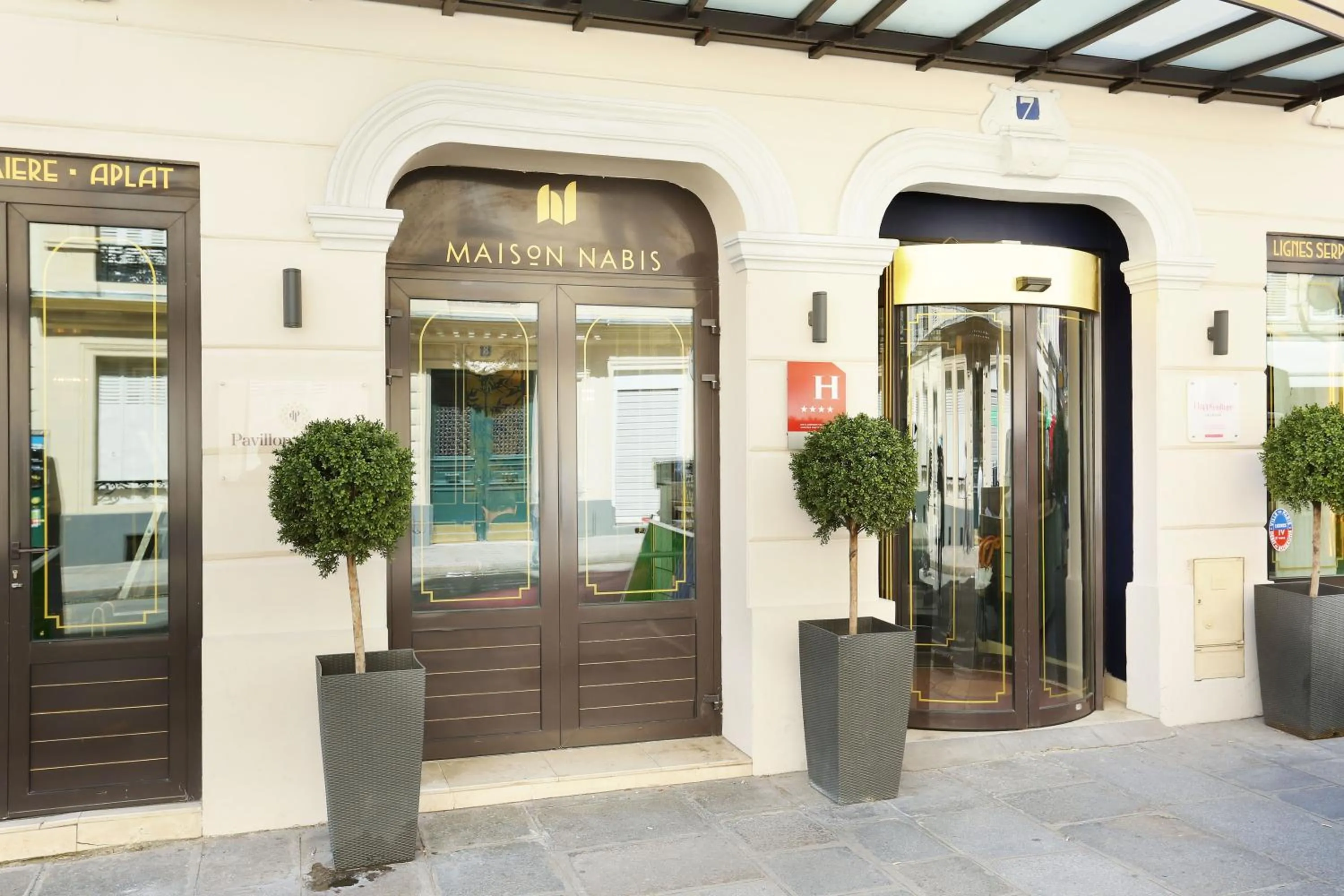 Facade/entrance in Maison Nabis by HappyCulture