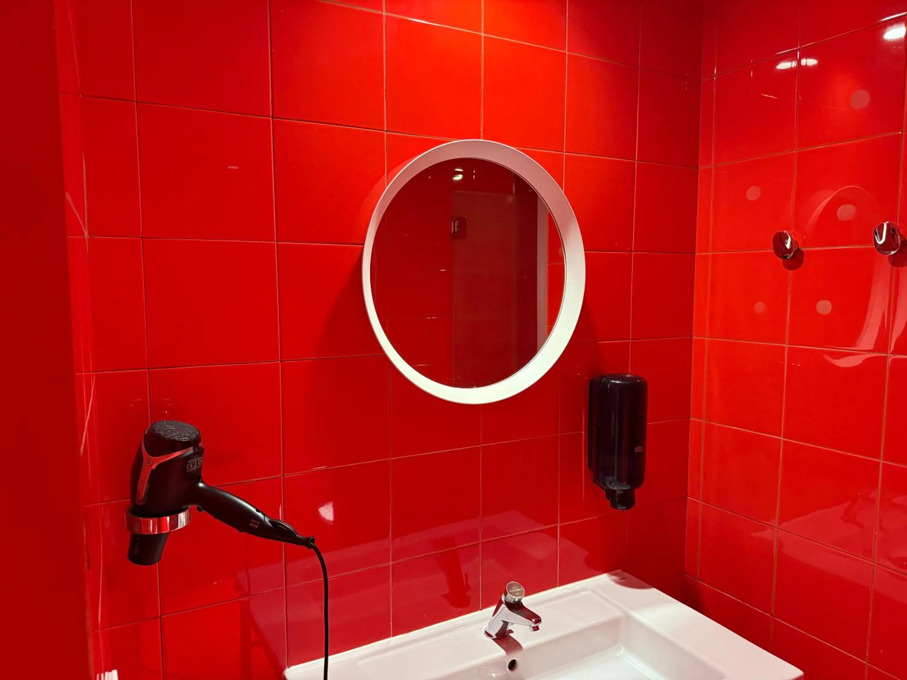 Shower in AMISTAT Island Hostel Ibiza - ALBERGUE JUVENIL