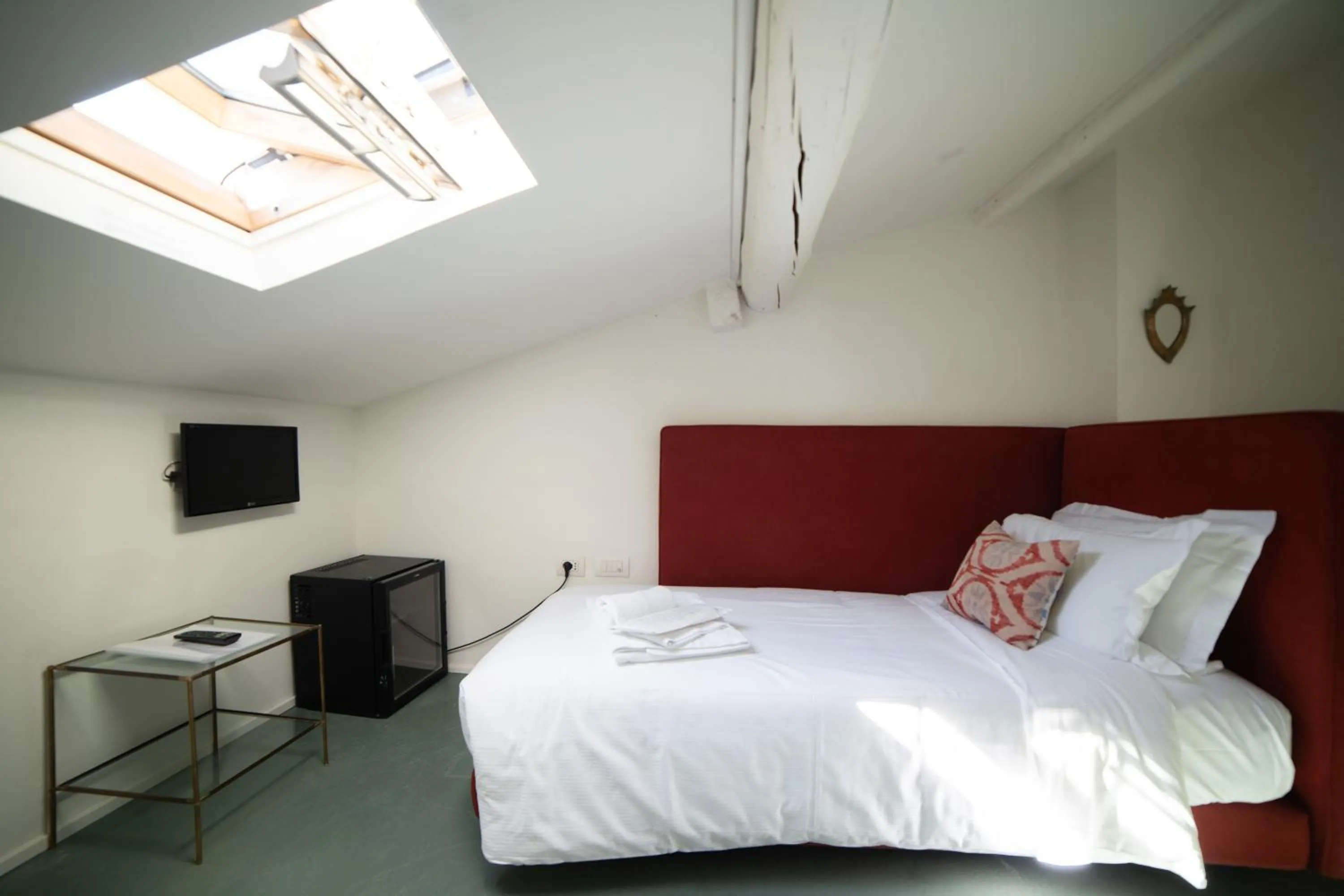 Shower, Bed in La Fonderia Firenze