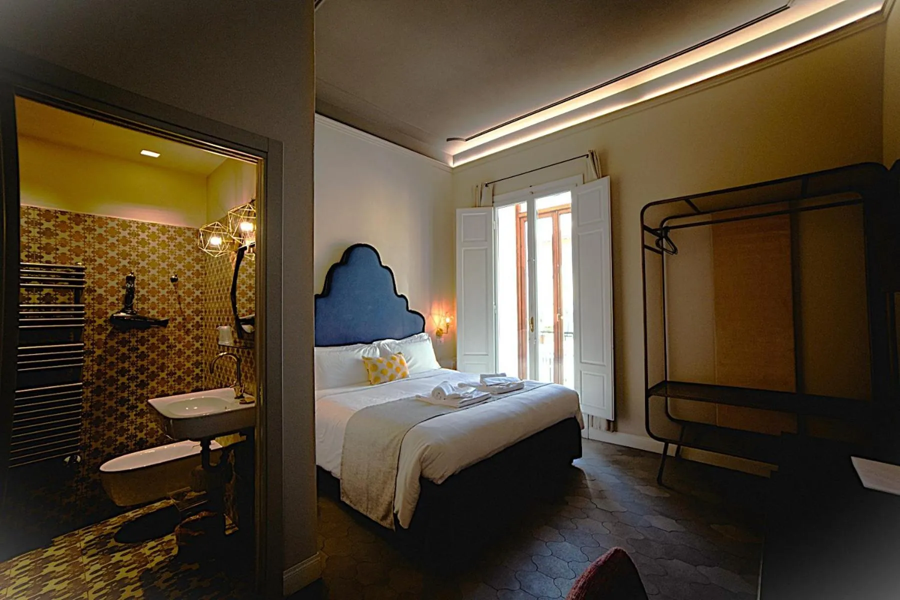 Shower, Bed in La Fonderia Firenze