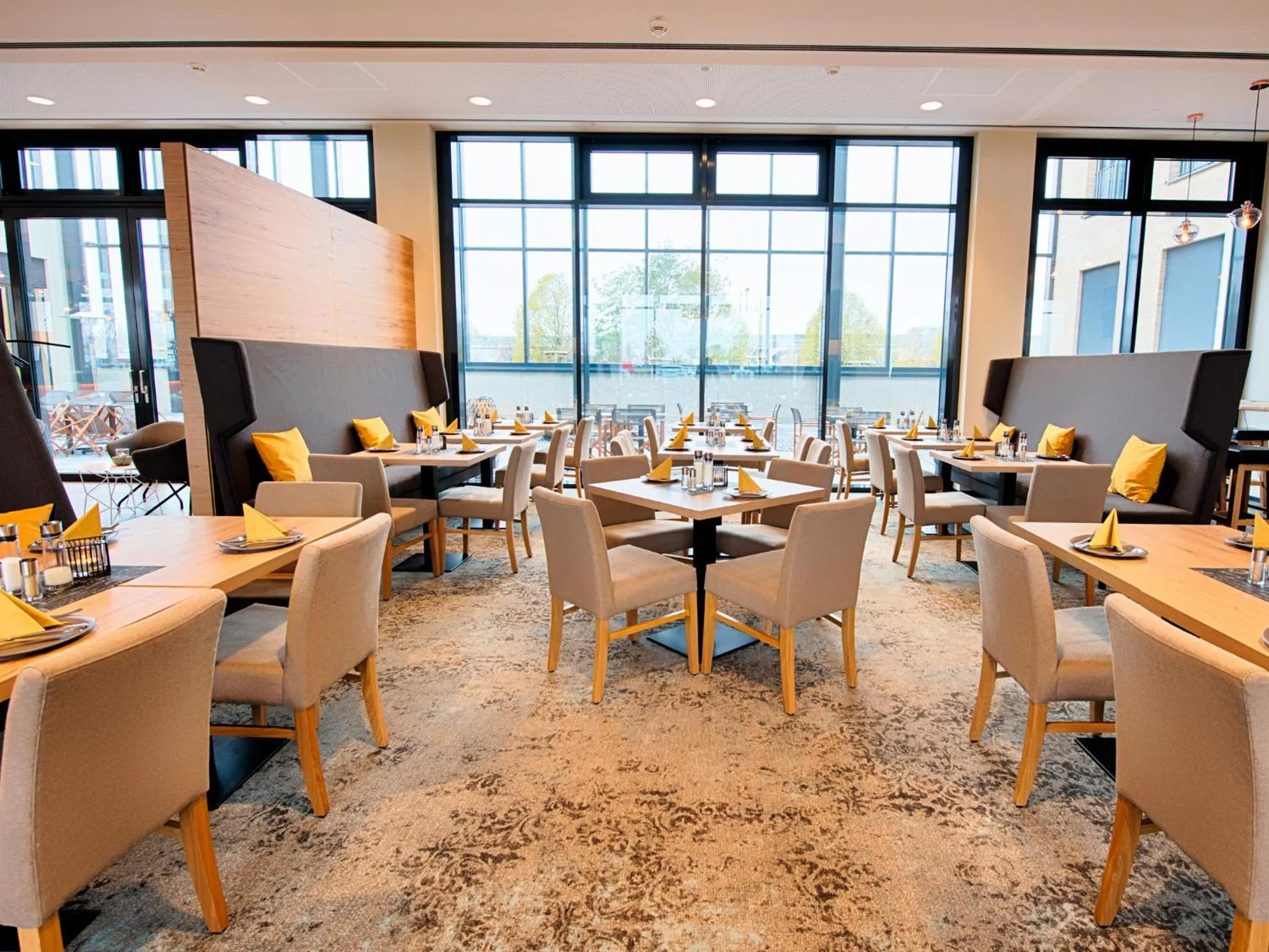 Restaurant/places to eat in LOGINN Hotel Leipzig