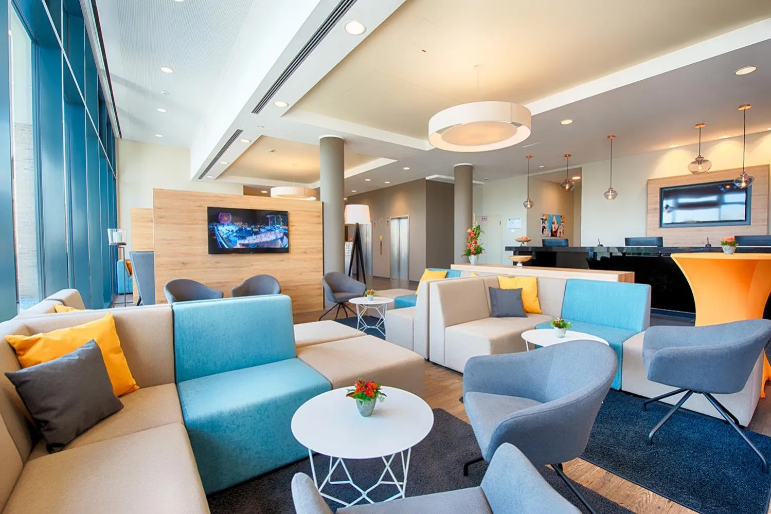 Communal lounge/ TV room in LOGINN Hotel Leipzig