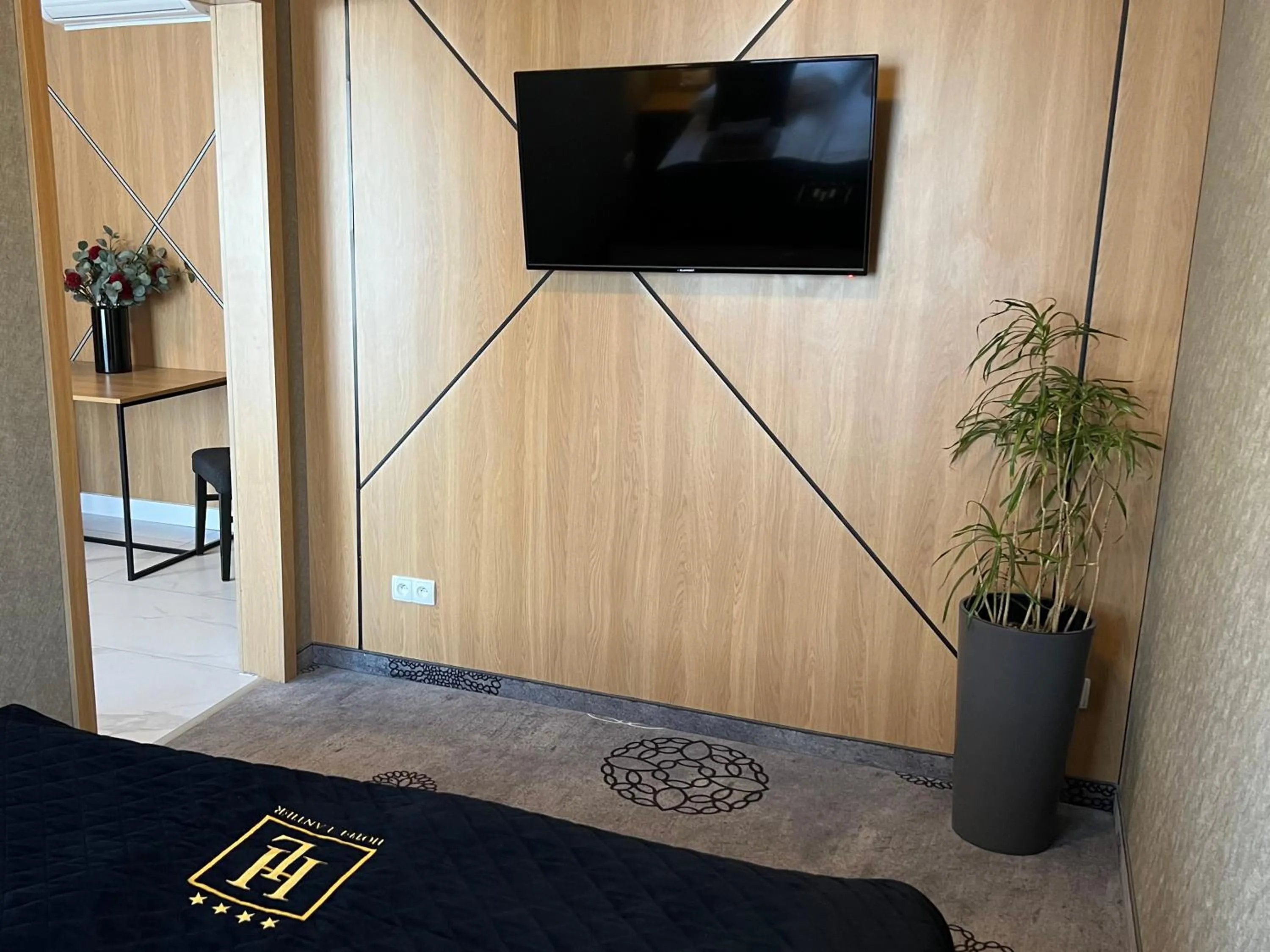 Hotel Lantier & Swimming Pool Zone