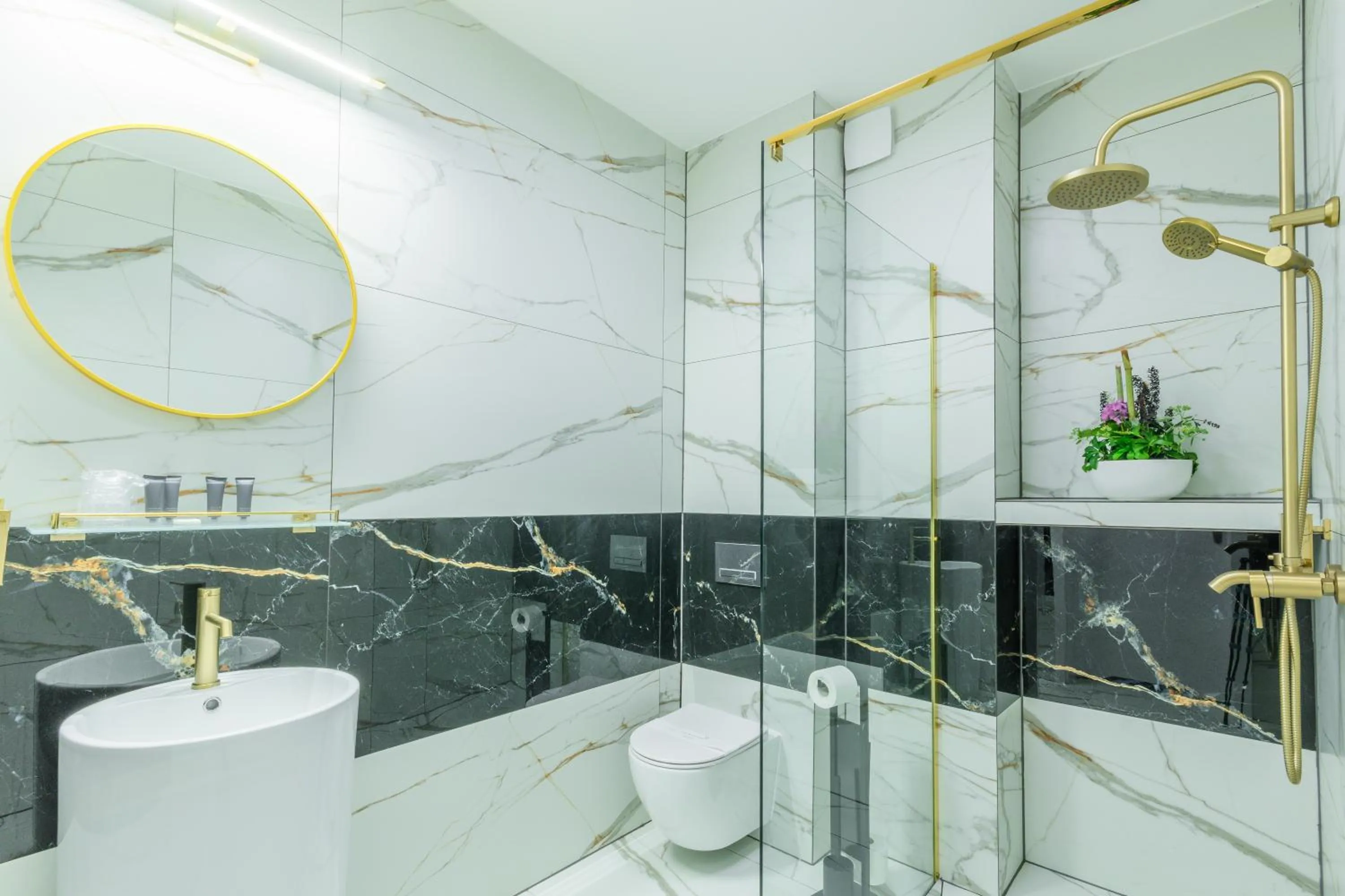 Shower in Hotel Lantier & Swimming Pool Zone