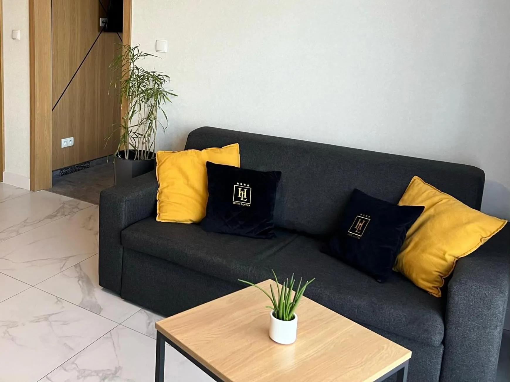 Hotel Lantier & Swimming Pool Zone