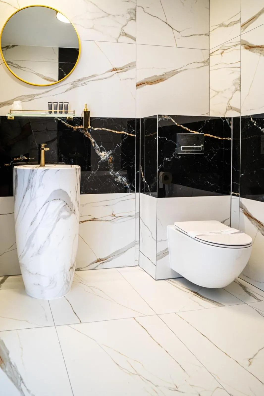 Shower in Hotel Lantier & Swimming Pool Zone