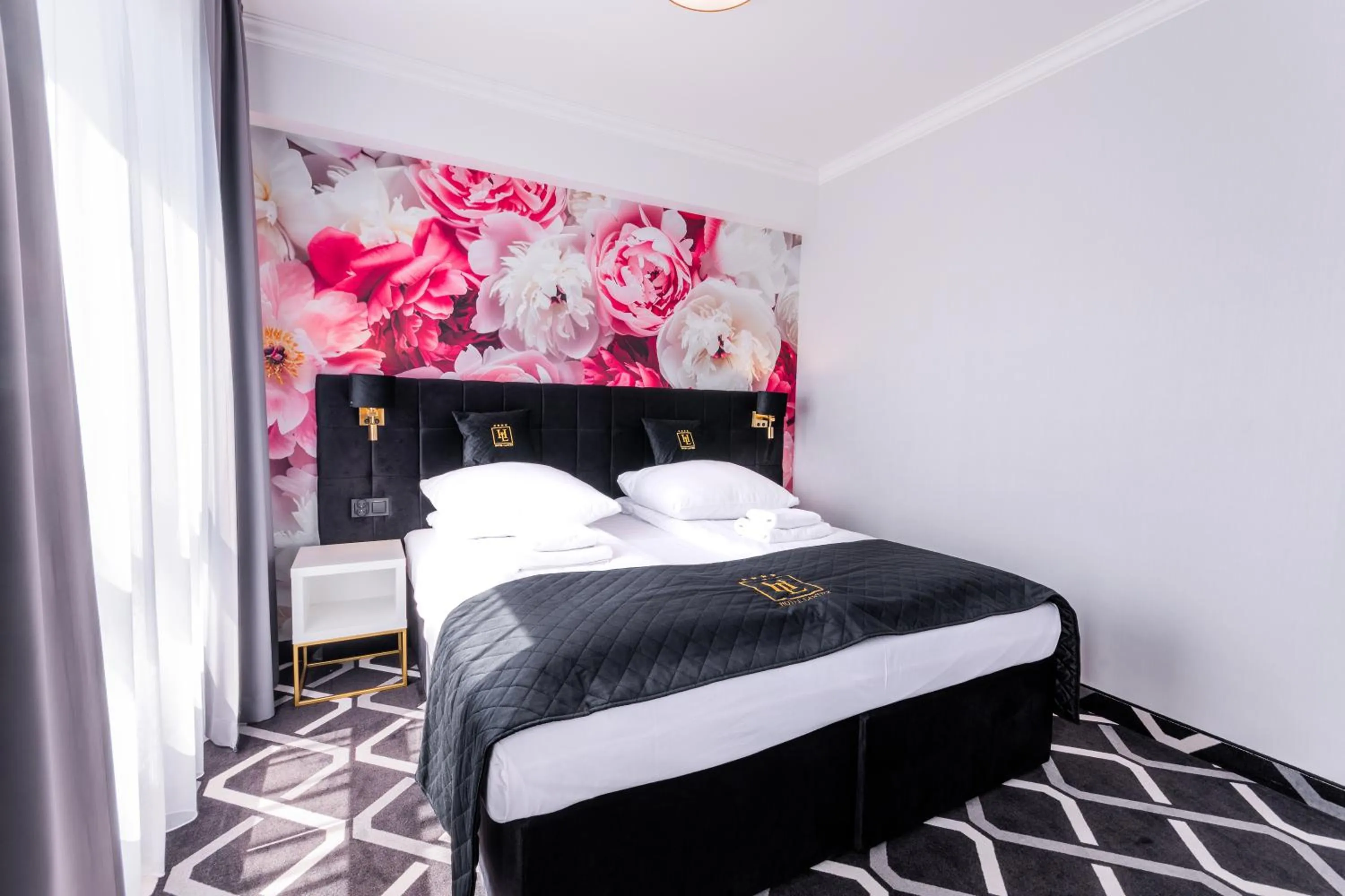 Bed in Hotel Lantier & Swimming Pool Zone