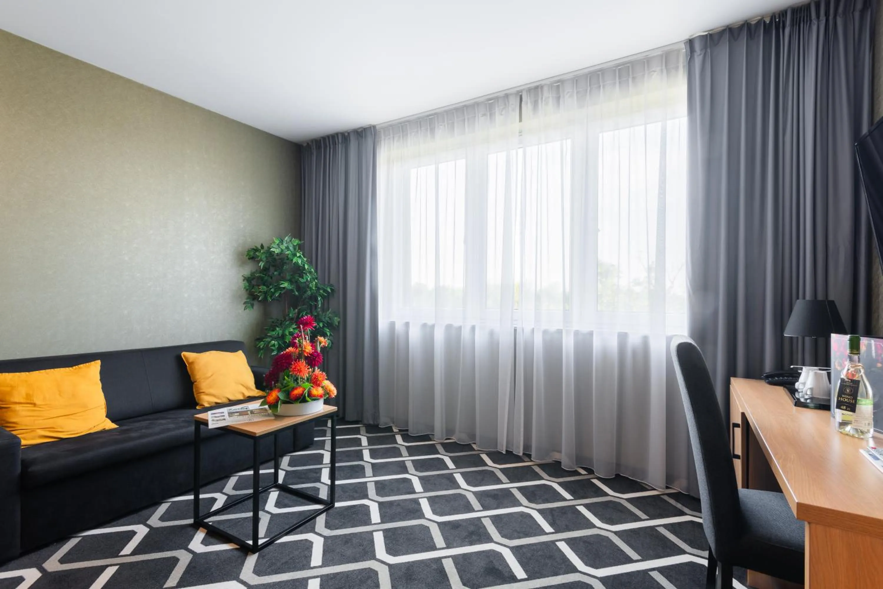 Hotel Lantier & Swimming Pool Zone