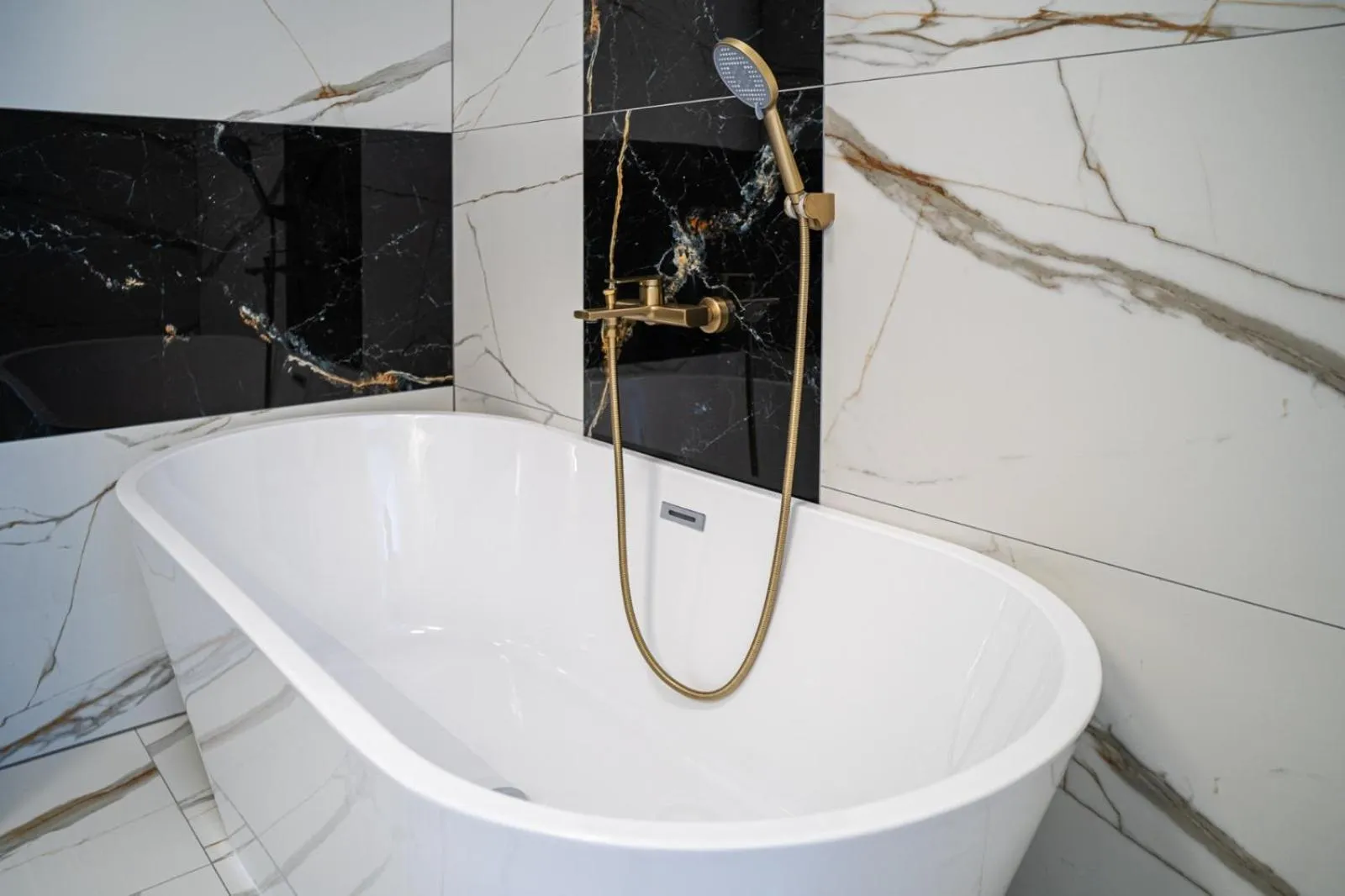 Shower in Hotel Lantier & Swimming Pool Zone