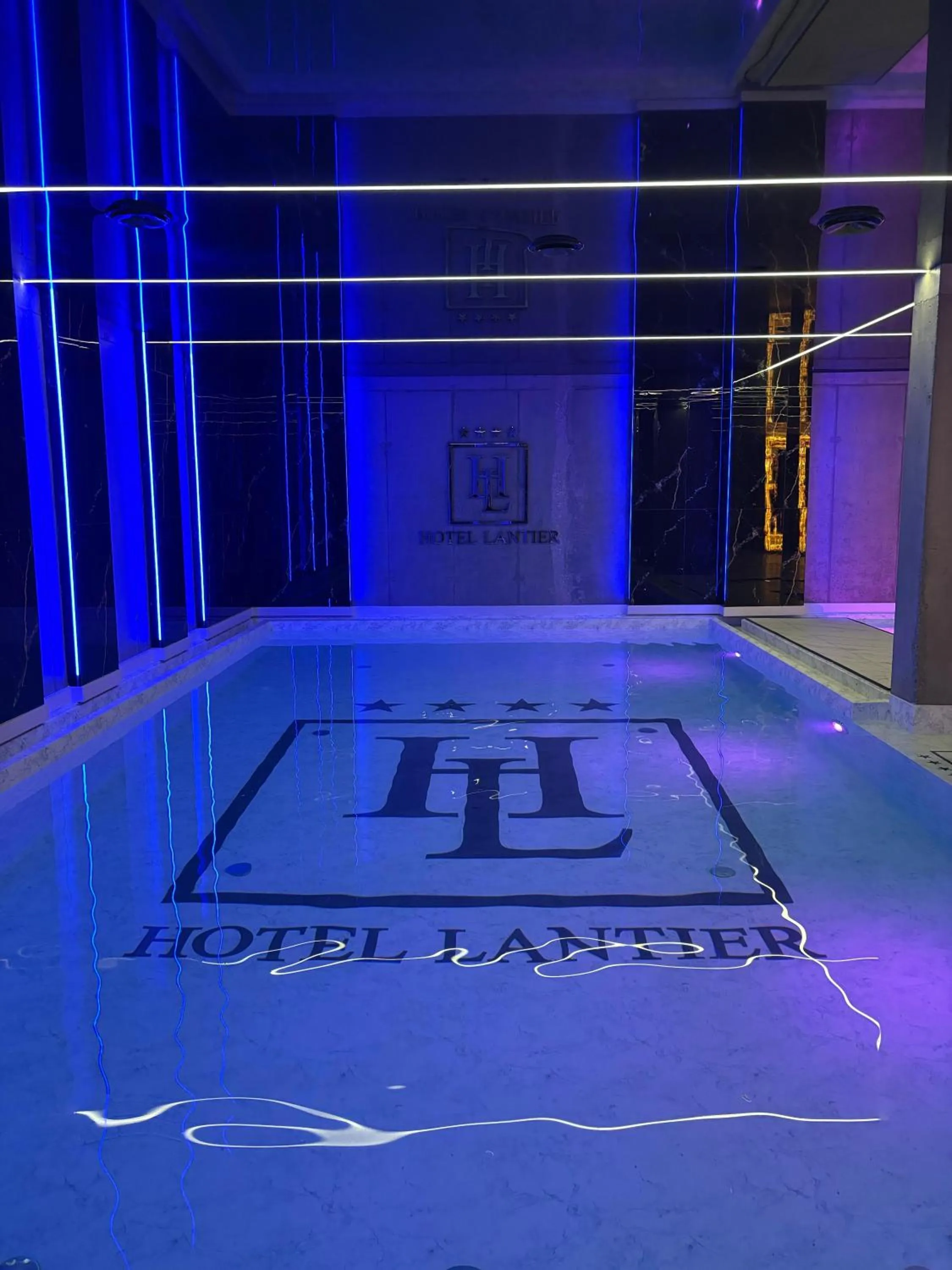 Swimming pool in Hotel Lantier & Swimming Pool Zone