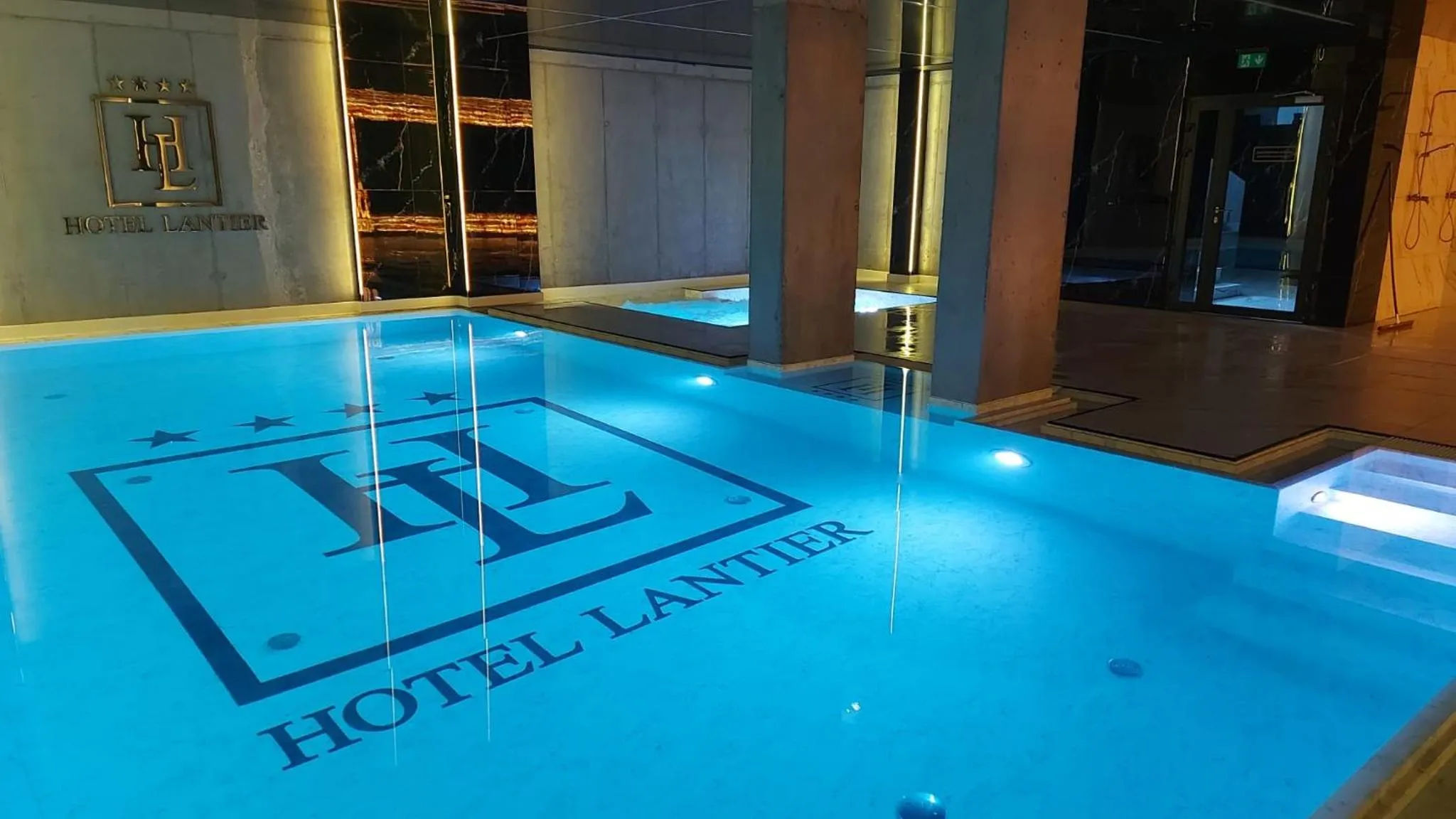 Swimming pool in Hotel Lantier & Swimming Pool Zone