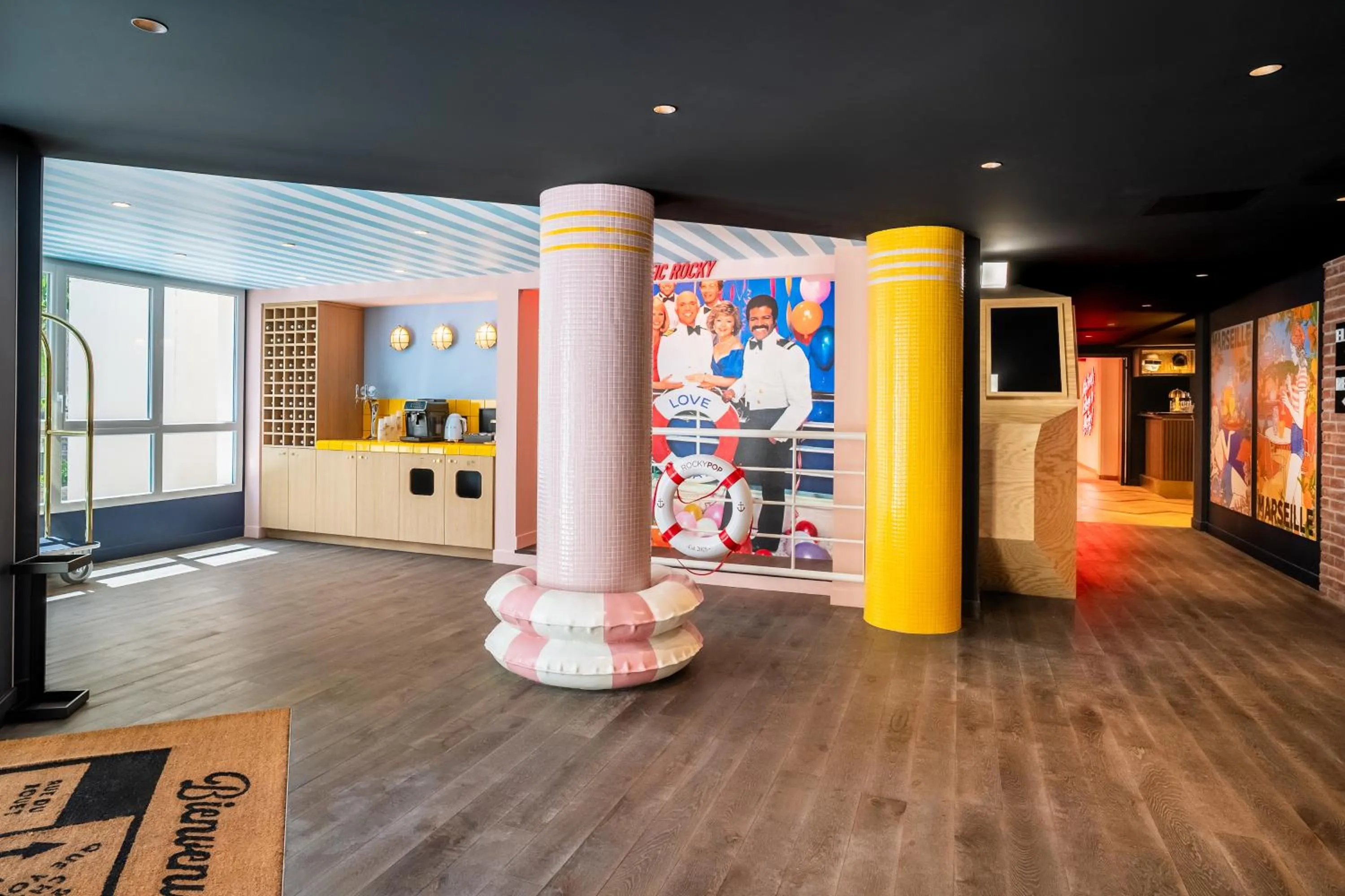 Lobby or reception in RockyPop Marseille Hôtel