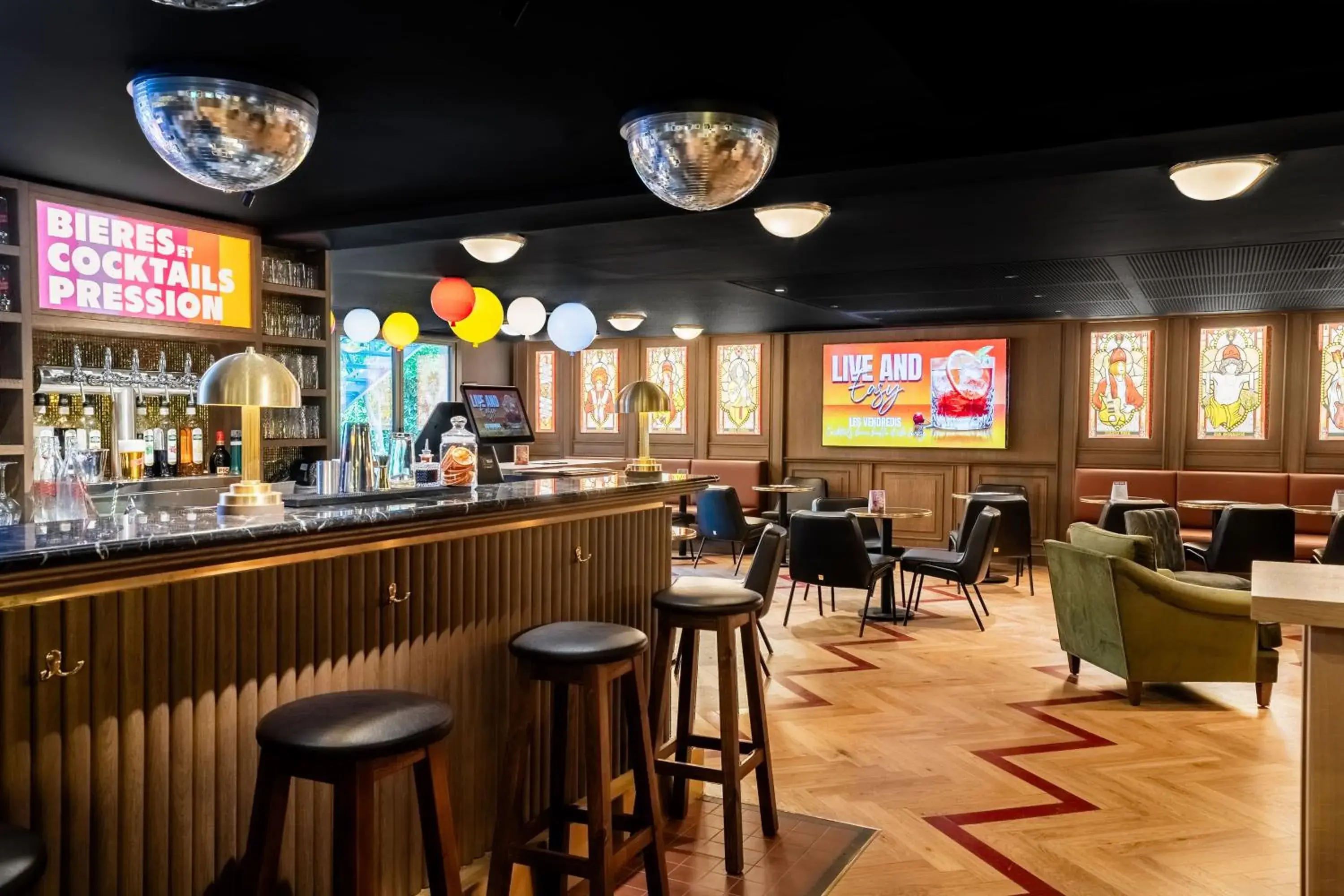 Lounge or bar in RockyPop Marseille Hôtel Lounge or bar in RockyPop Marseille Hôtel