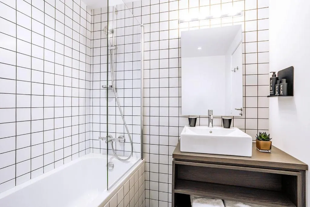 Shower in Citadines Castellane Marseille