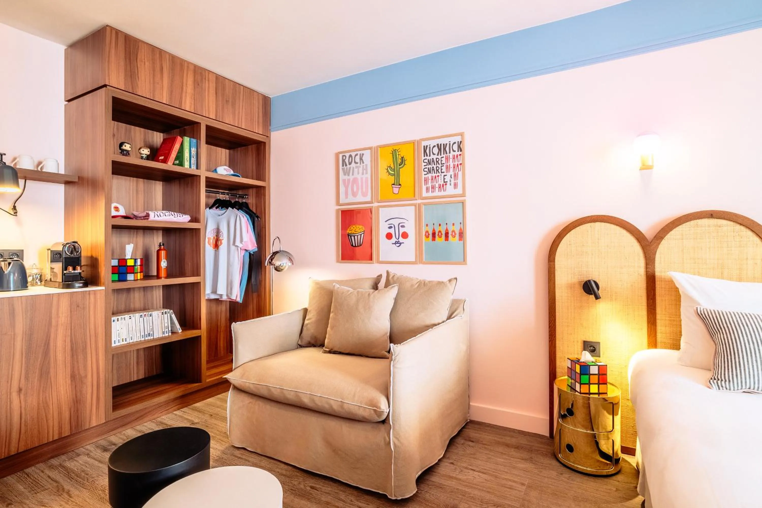 Photo of the whole room, Bed in RockyPop Marseille Hôtel