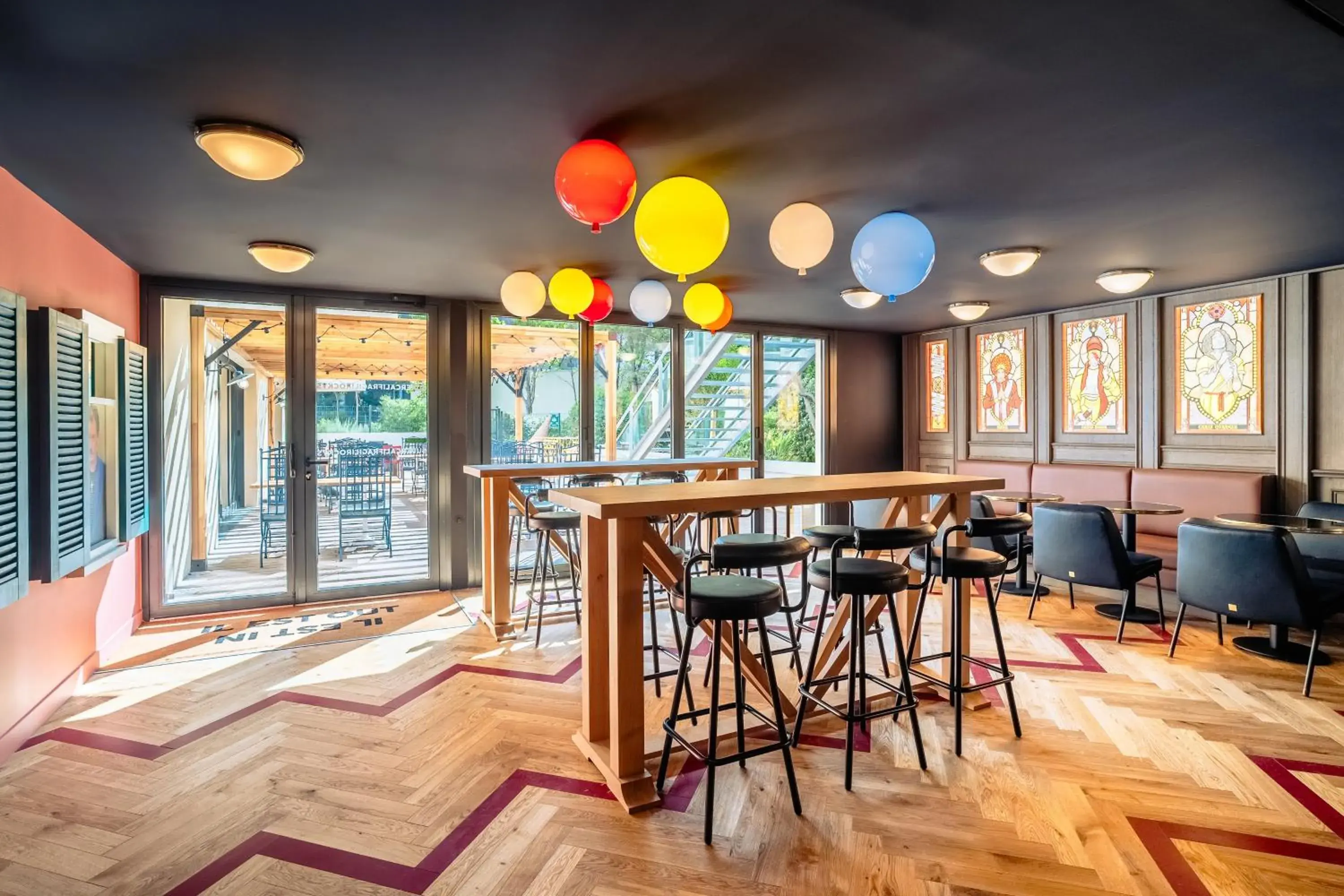 Lounge or bar in RockyPop Marseille Hôtel Lounge or bar in RockyPop Marseille Hôtel