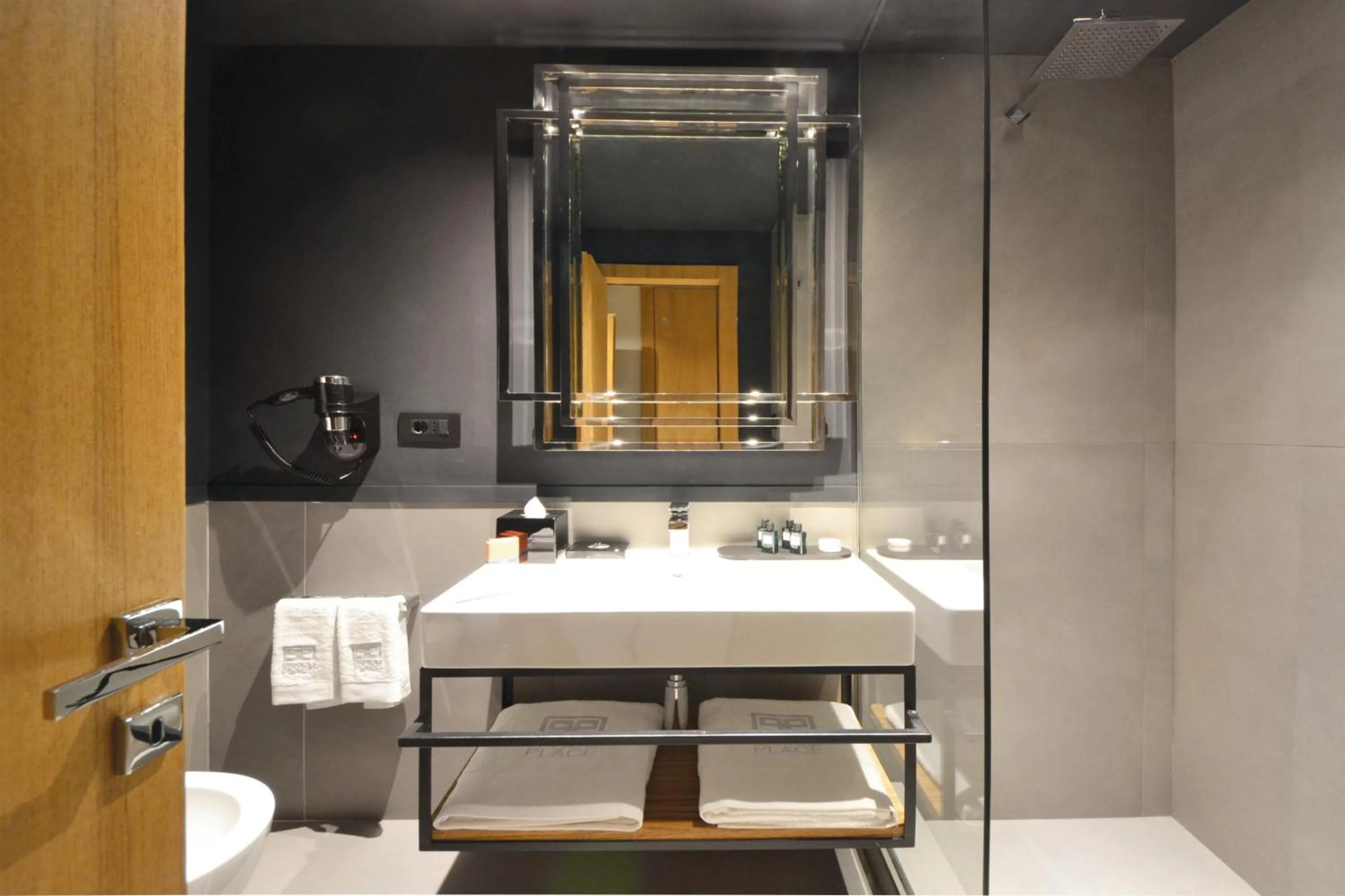 Shower in Parioli Place B&B