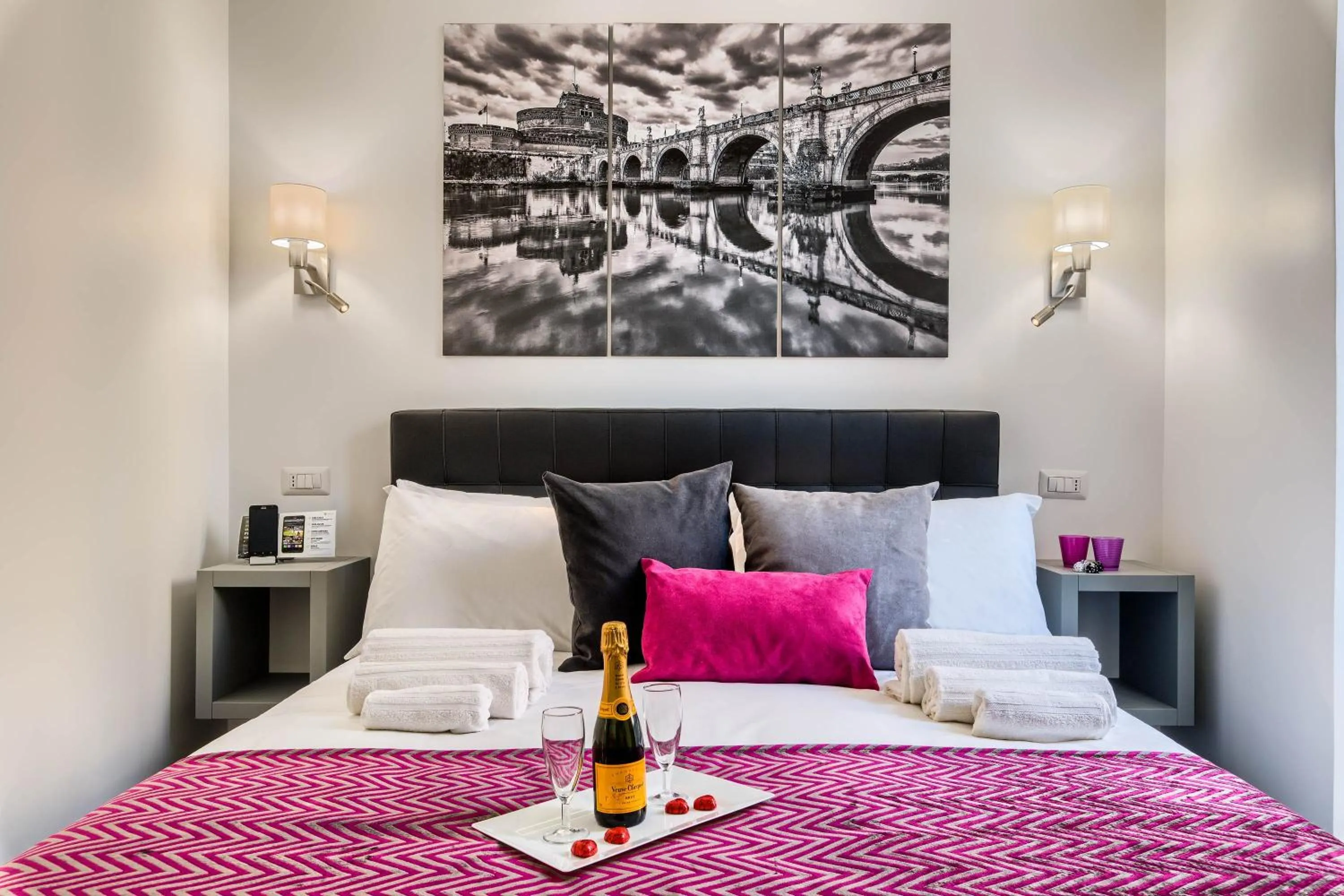 Photo of the whole room, Bed in Room 91-S. Peter